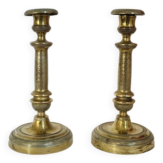 Une paire de Bougeoirs en Bronze Doré