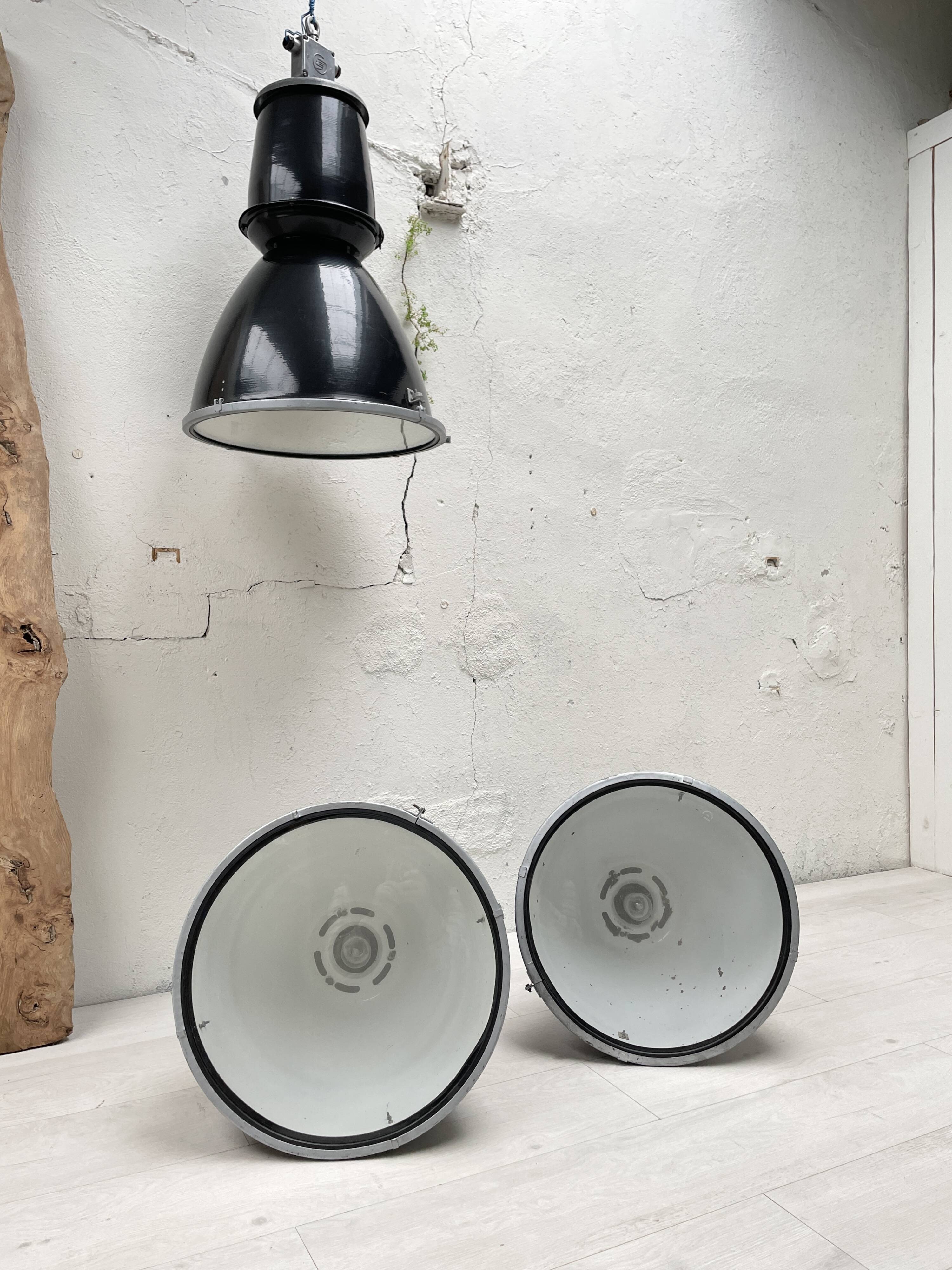 Suite de trois lampes industrielles.