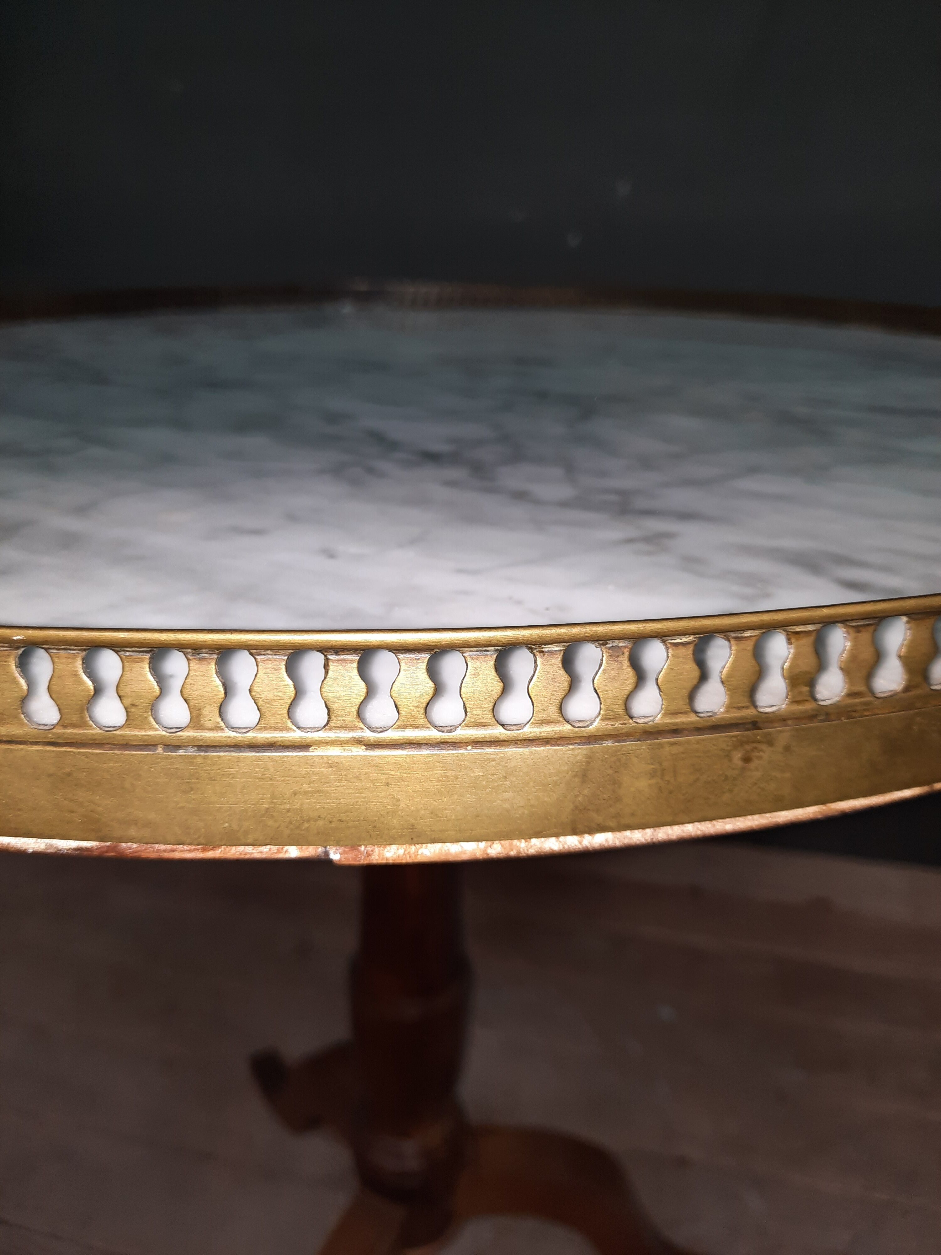 Gueridon dessu marble