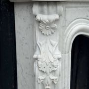 Cheminée de style Louis XV en marbre de Carrare vers 1980