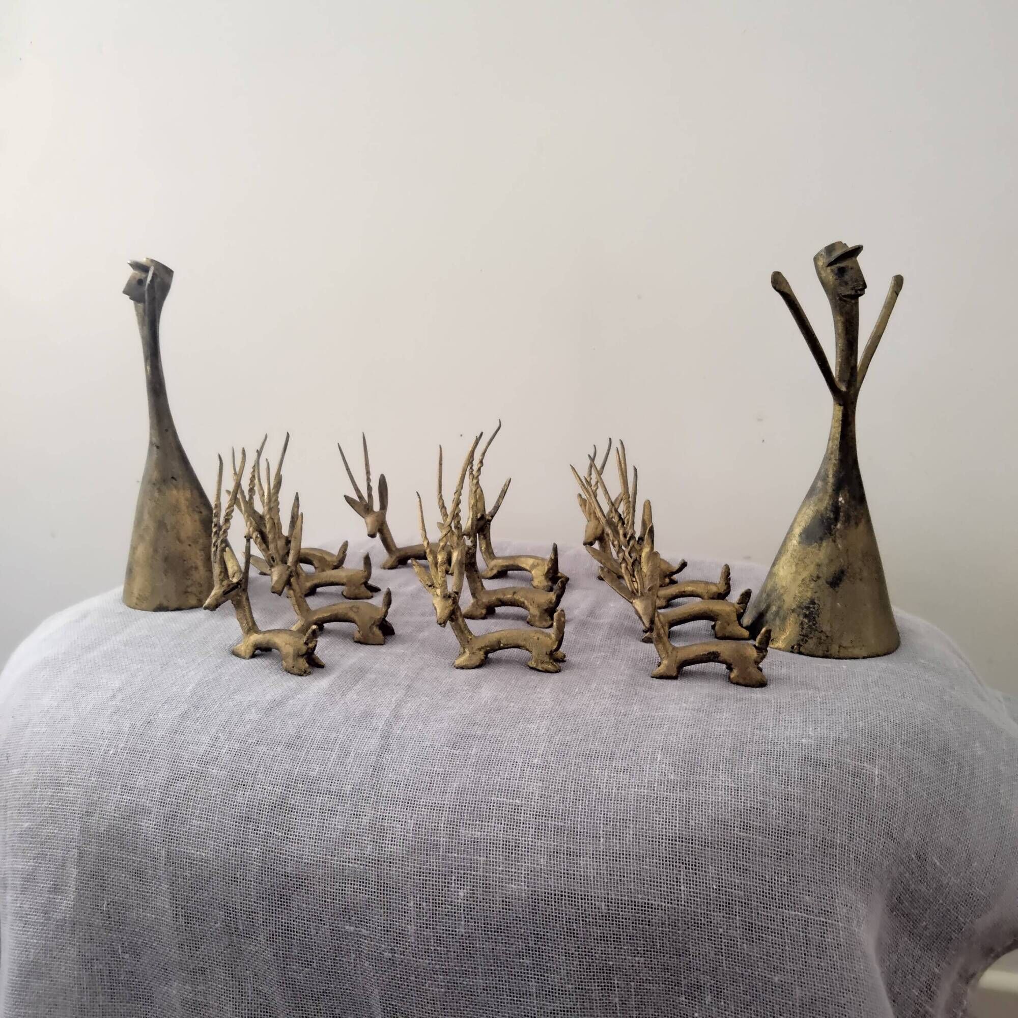 Table set with knife holder and bell