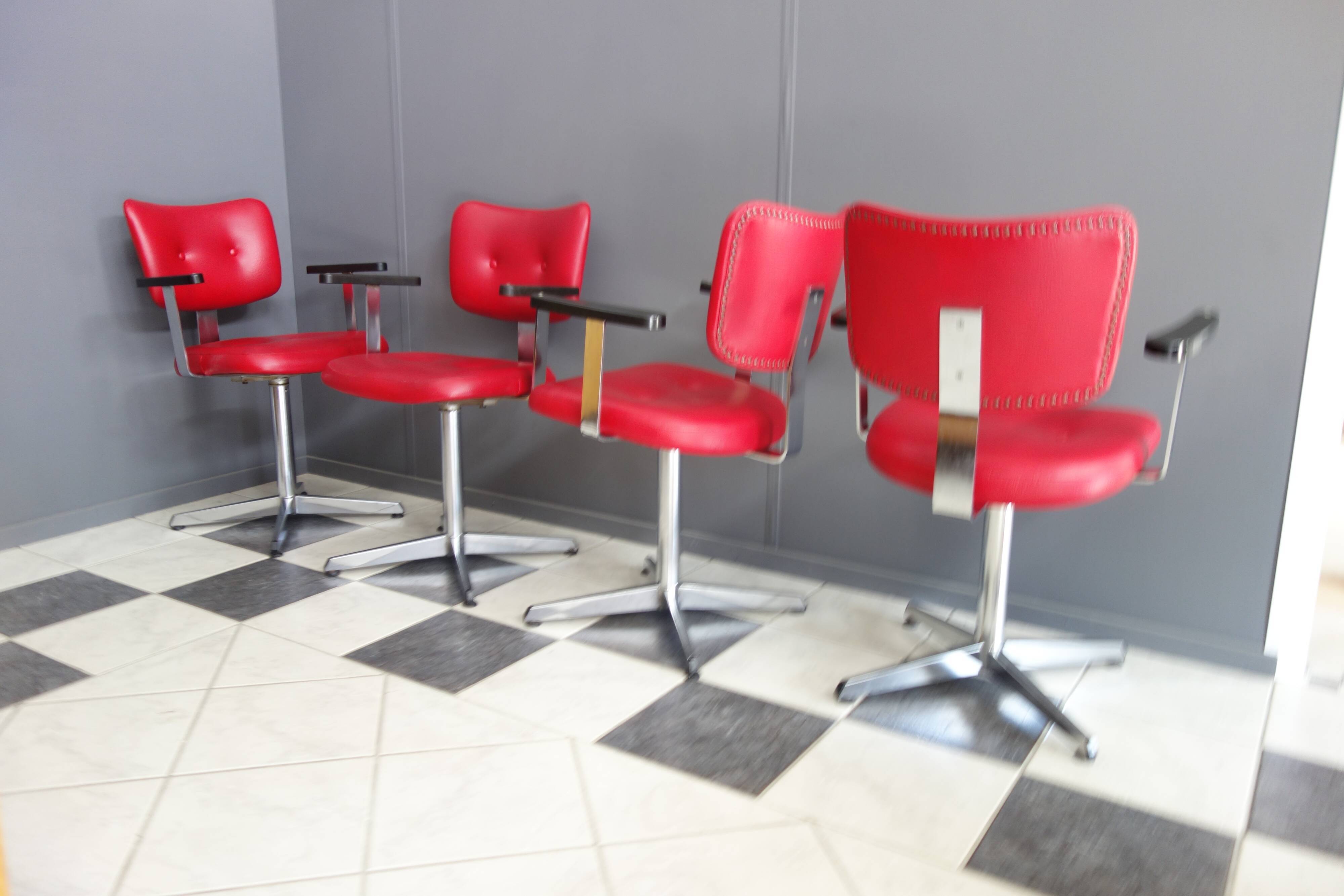 Quatre chaises de barbier en cuir rouge des années 1960 avec accoudoirs bakelite