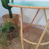 Table basse tripode en rotin relookée vintage