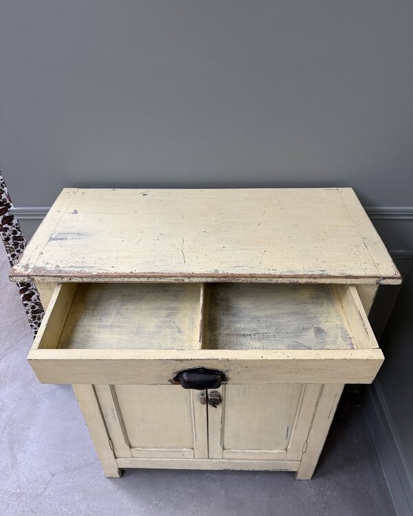 Buffet parisien patine jaune beurre