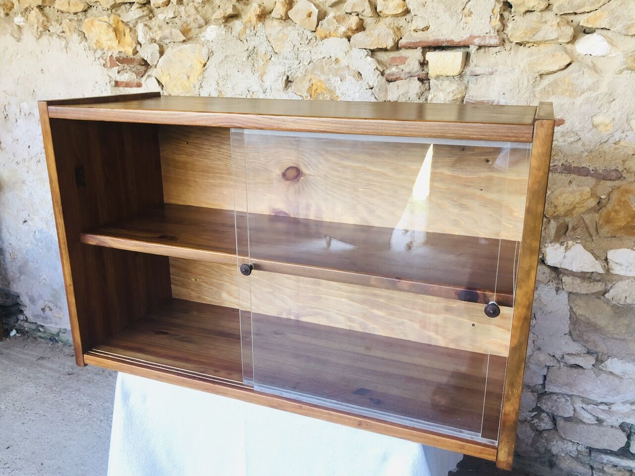 Étagère murale vintage avec portes coulissantes en plexiglass