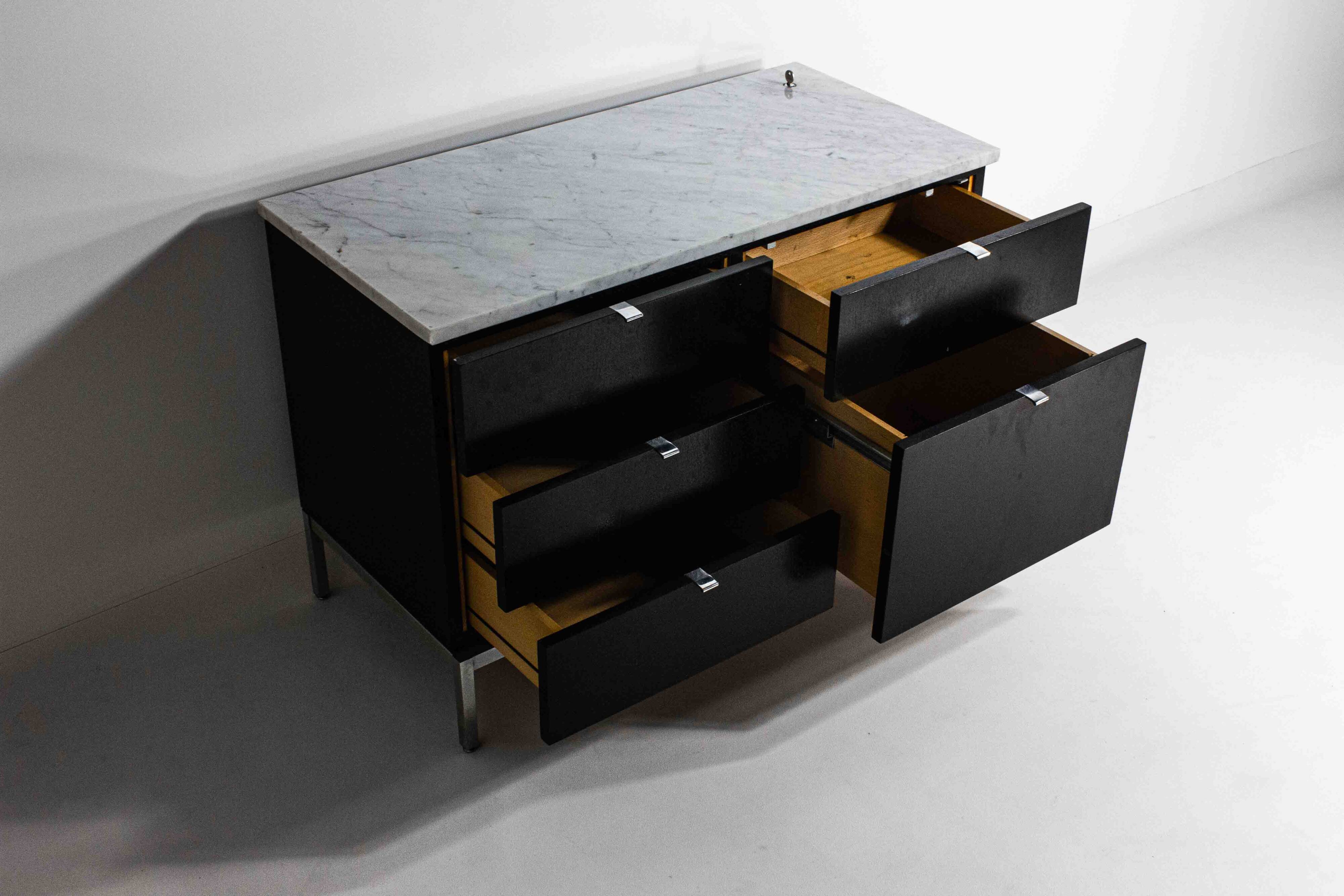 Meuble d'appoint exécutif avec serrure par Florence Knoll, 1970