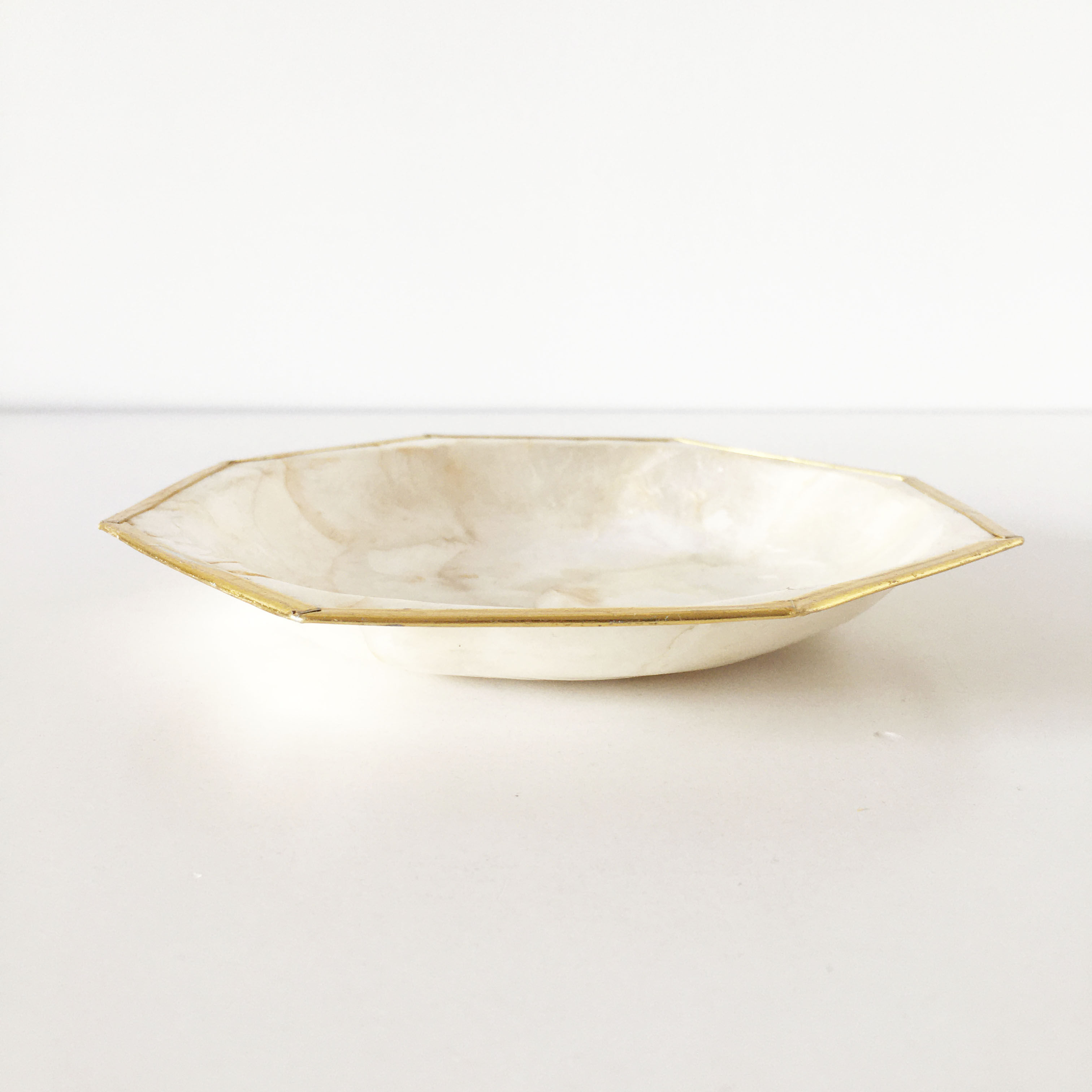 Vintage cup in mother-of-pearl and gold ledé