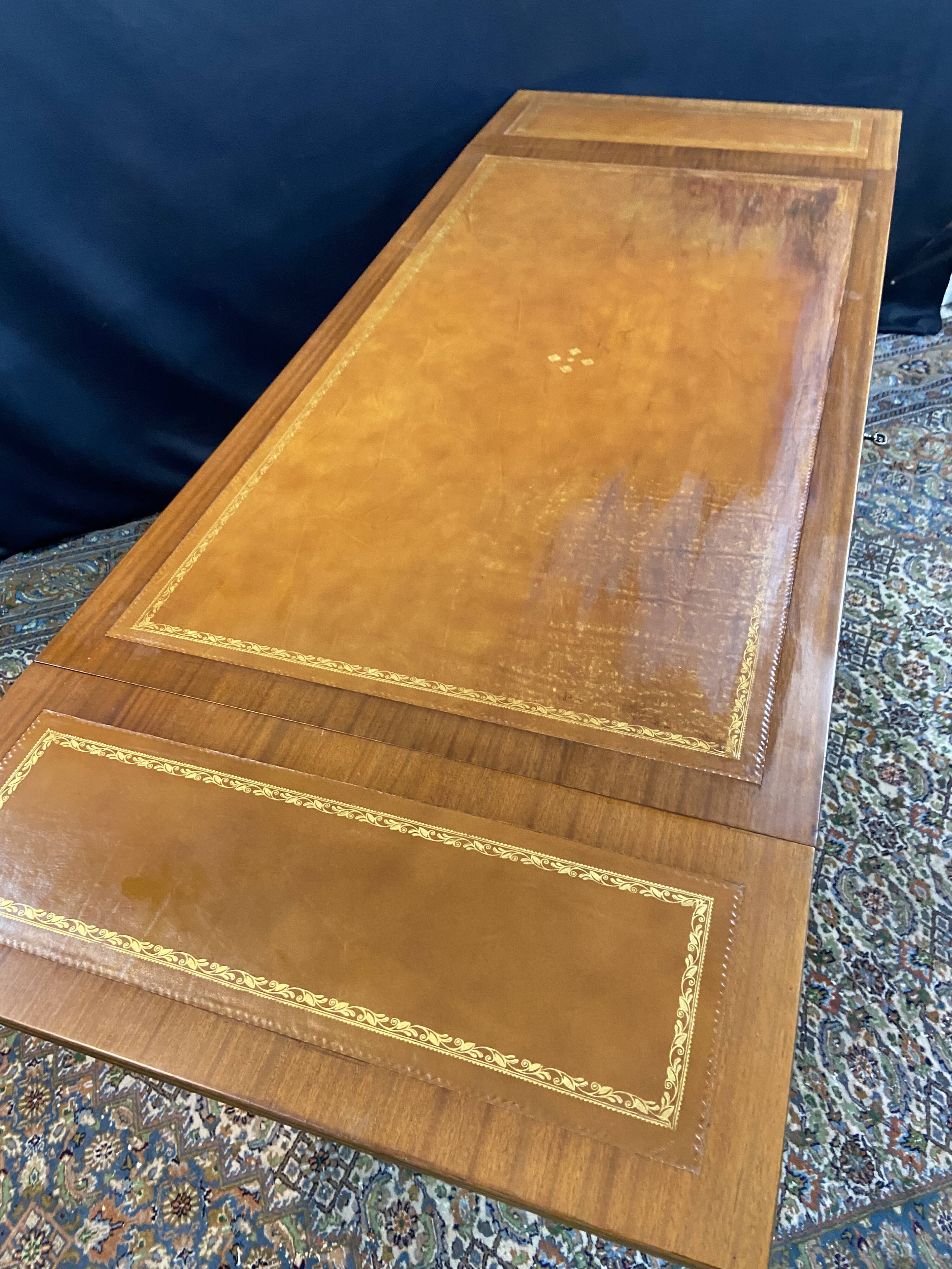 Grand bureau anglais en acajou de style Regency