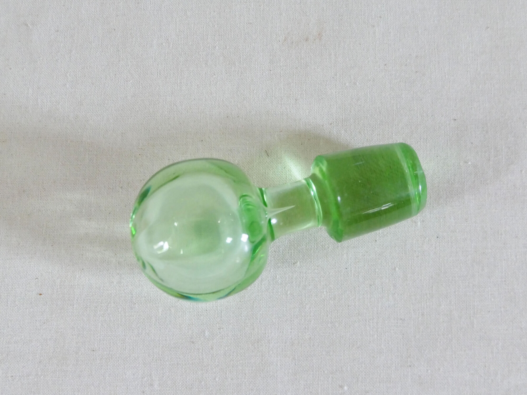 Carafe à liquoreux vintage en verre de couleur verte