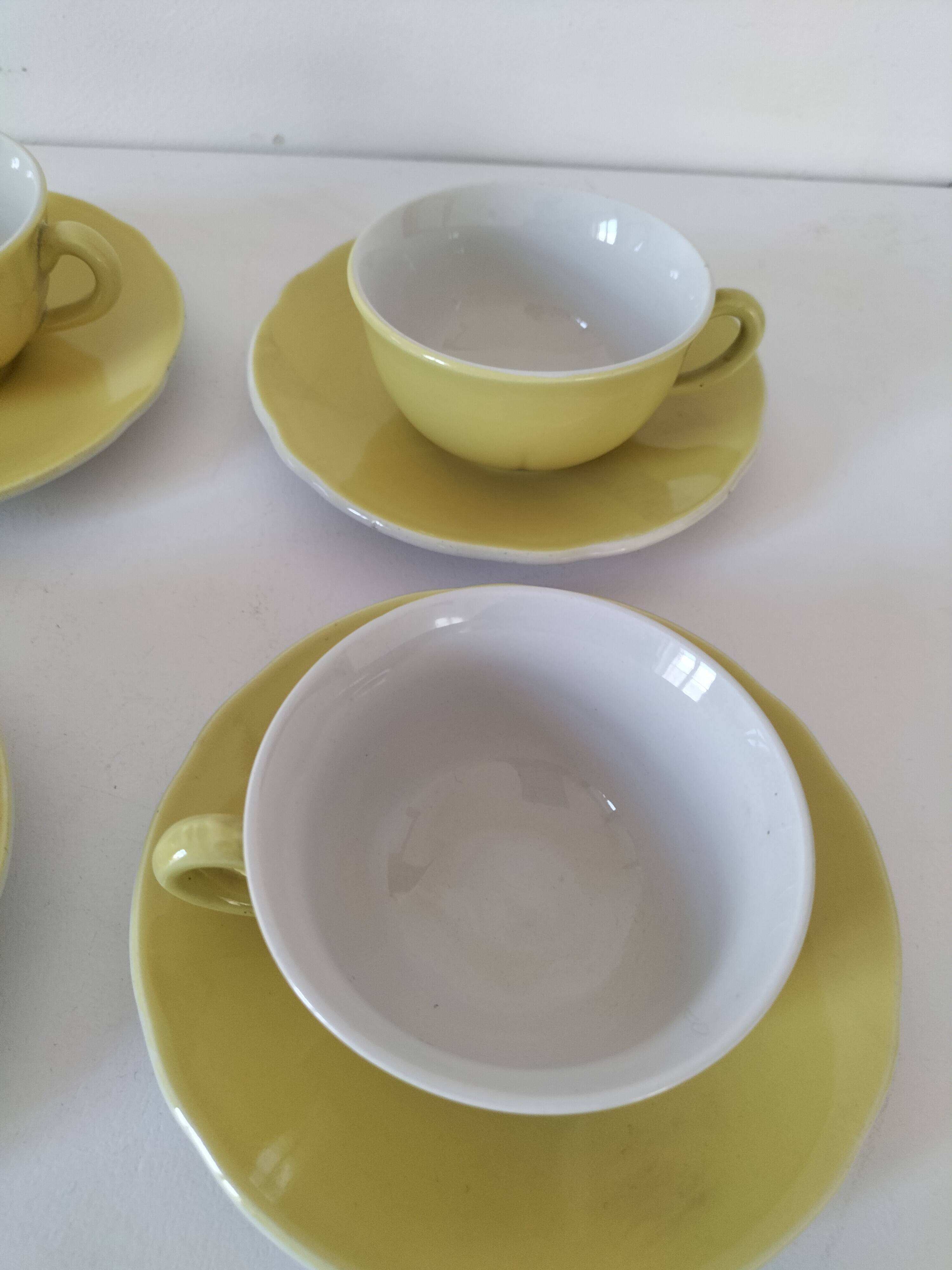 Ensemble tasses et soucoupes vintage en céramique jaune