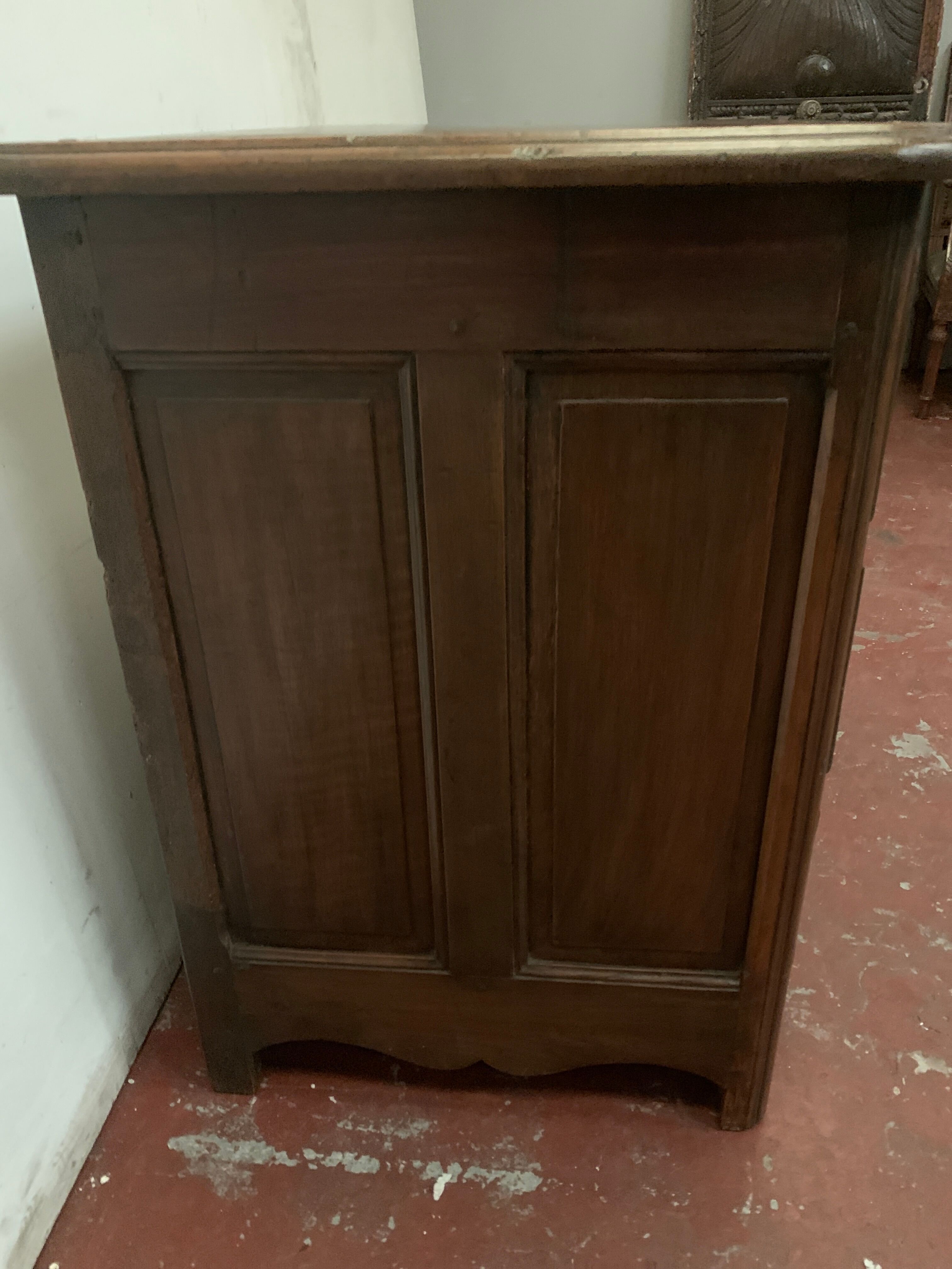 Commode provinciale en noyer massif xviii siècle