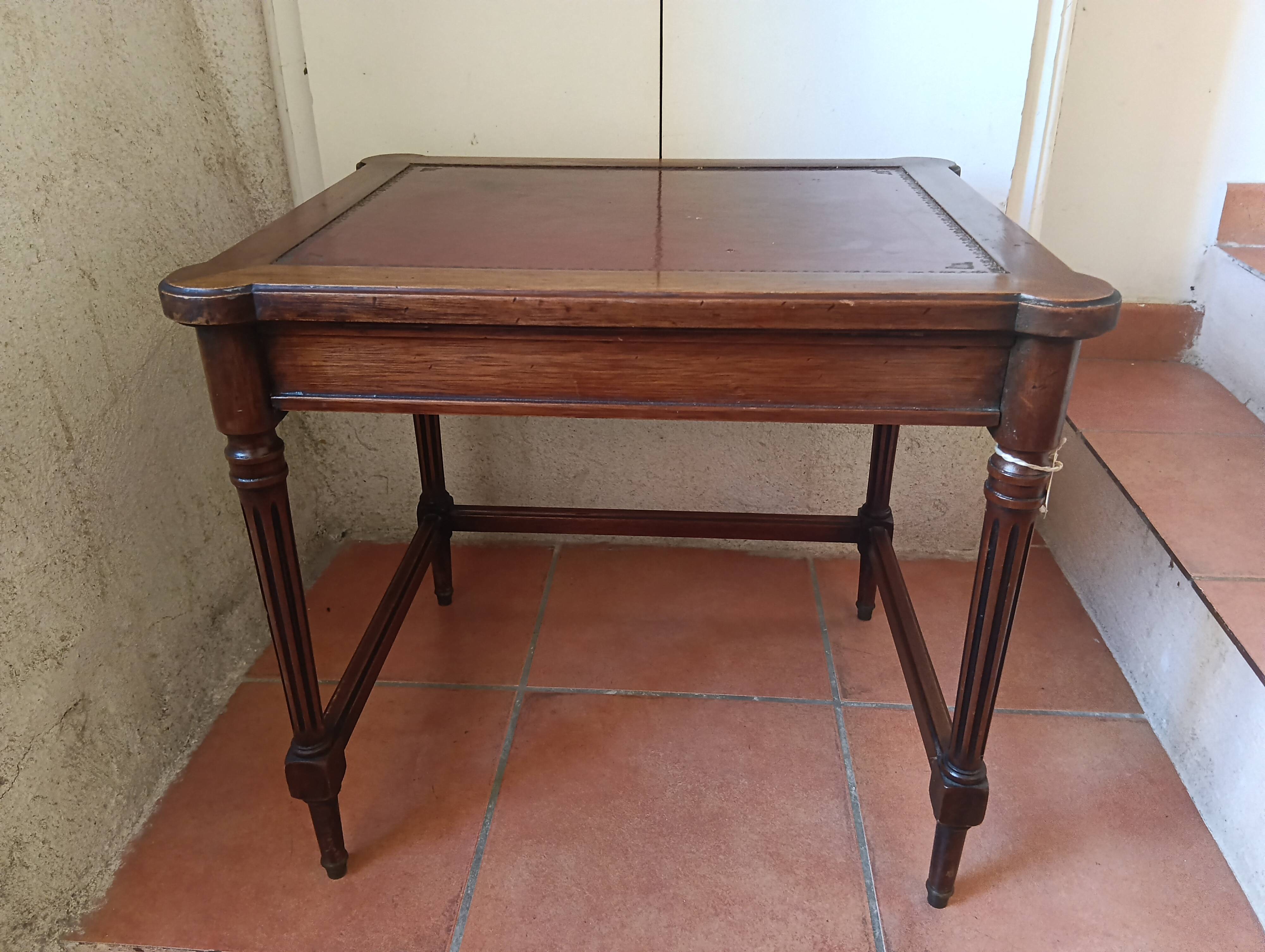 Nesting table set