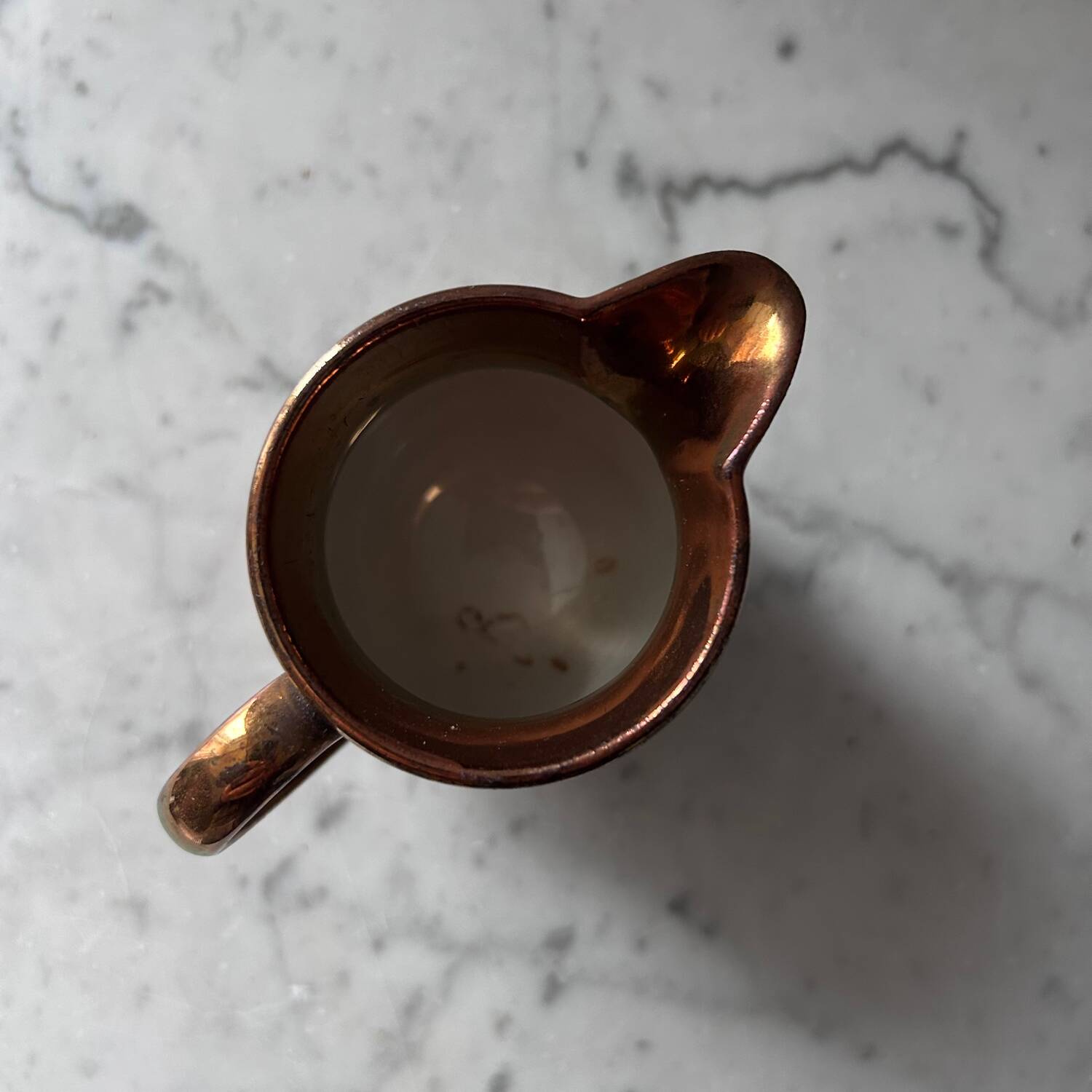 Crémier en porcelaine mordorée 