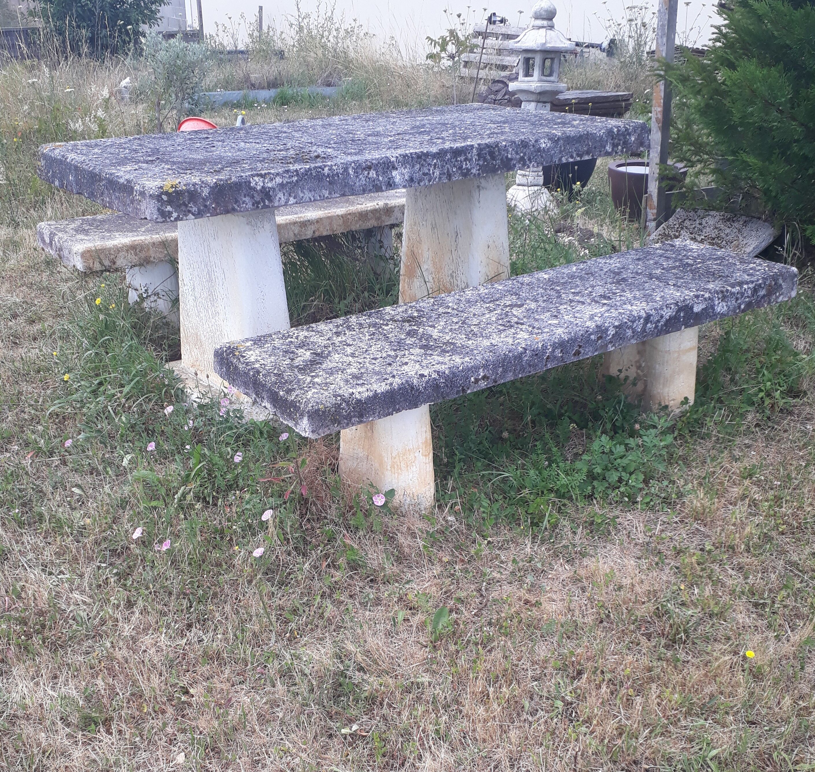 Table de jardin béton et bancs