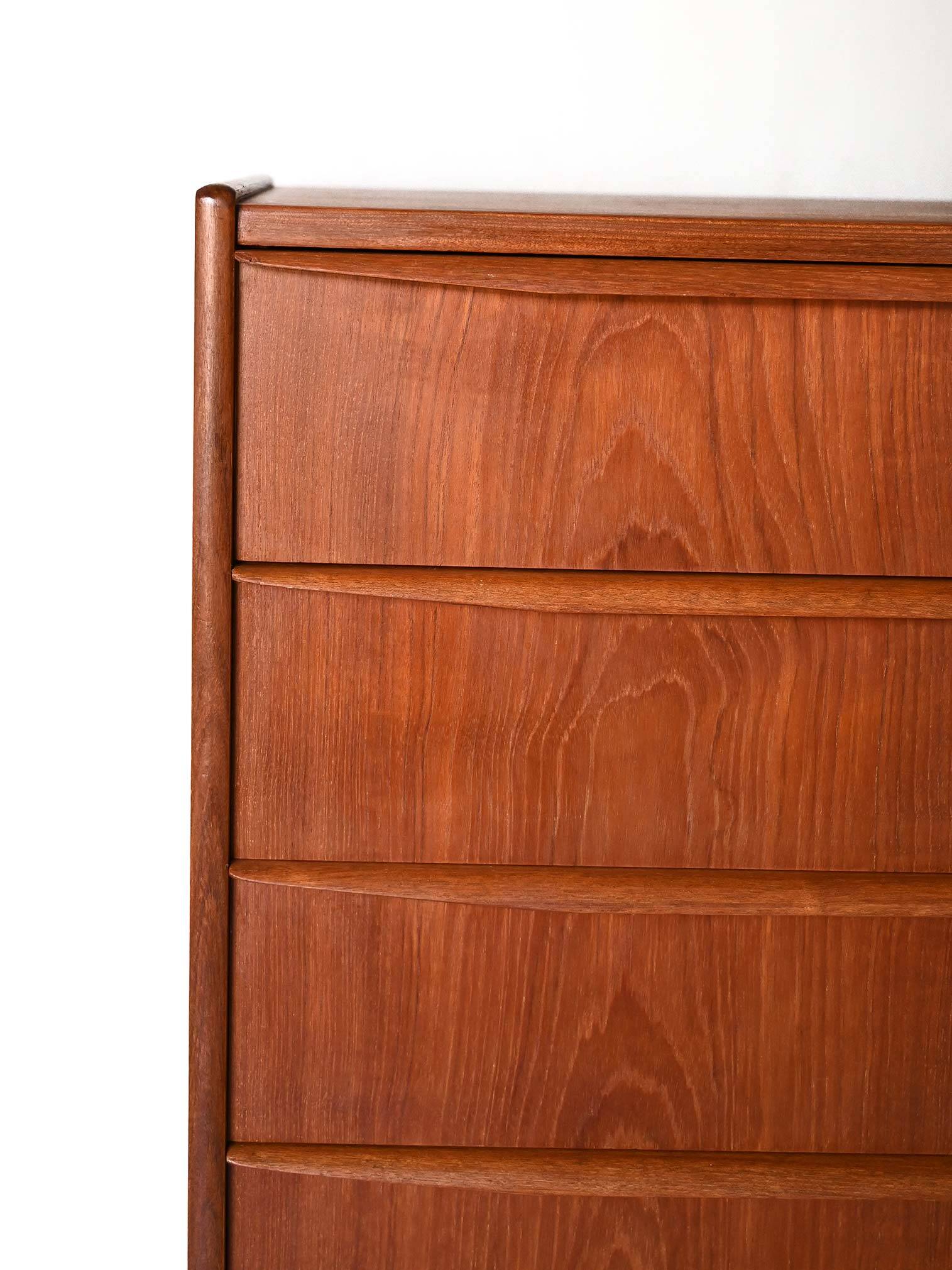 Commode scandinave vintage avec poignées sculptées