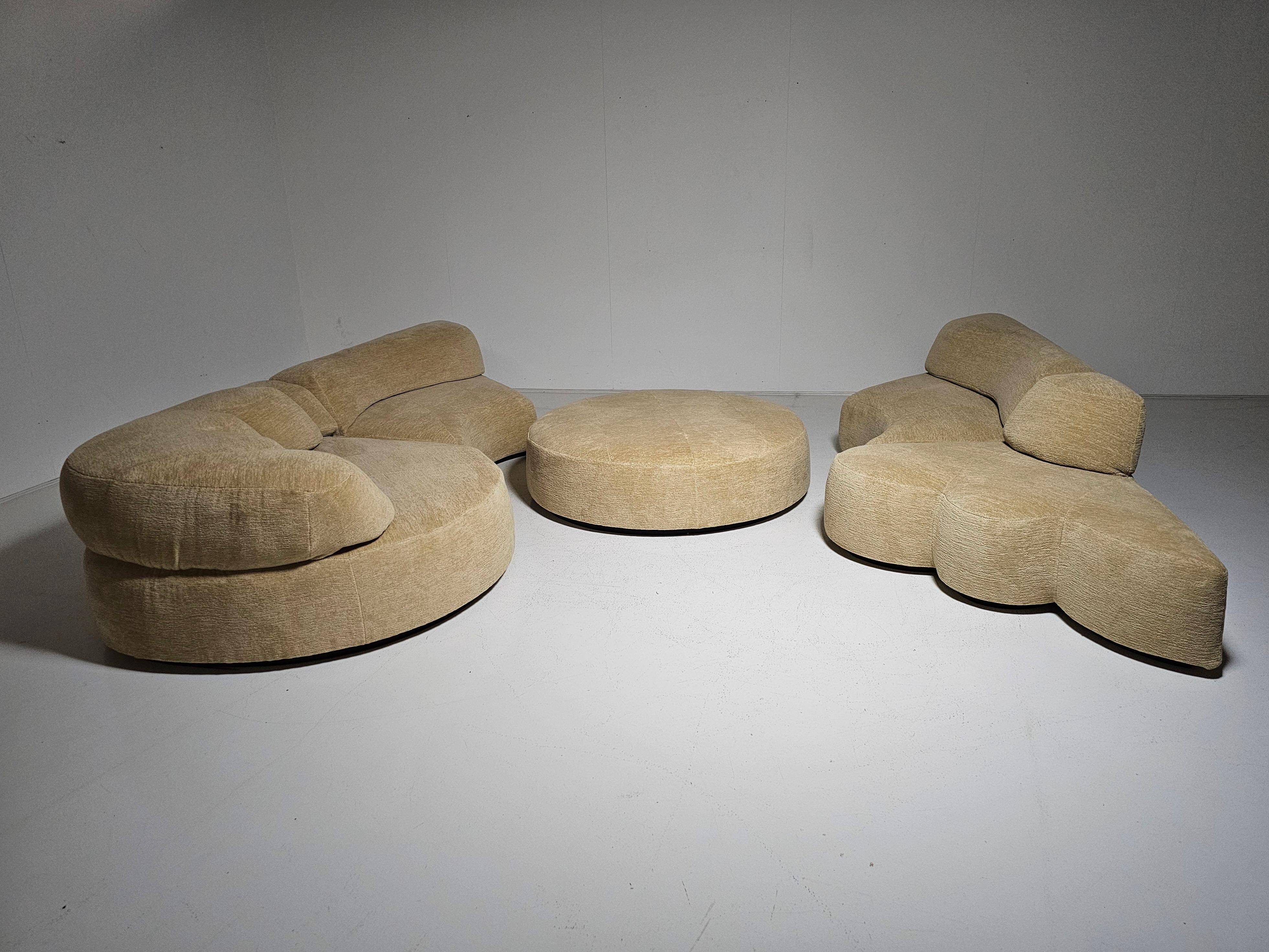 Modular 'Landscape' canapé in beige chenille by Hans Hopfer for Roche Bobois, 1970