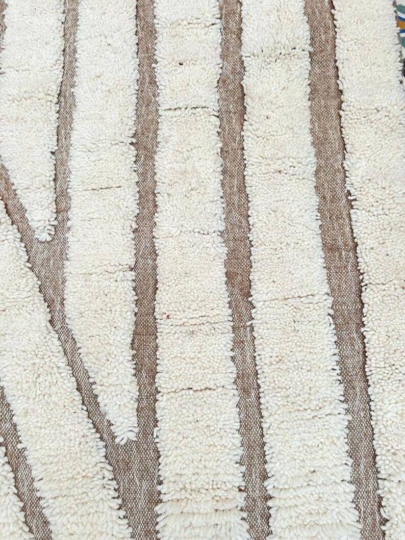 Ecru Moroccan rug with geometric patterns 280cm x 180cm