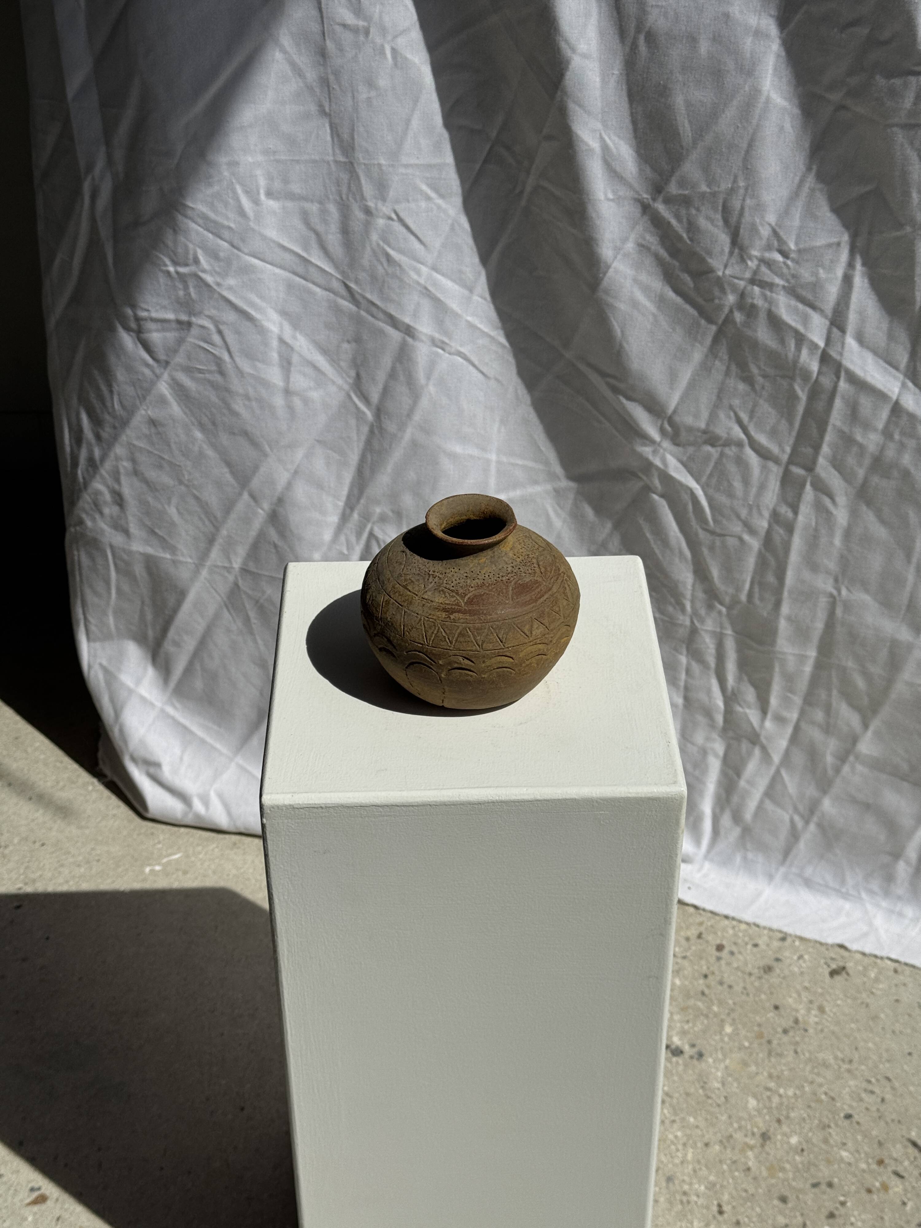 Small round ancient vase in engraved terracotta, Indonesian polychromy H10 D1