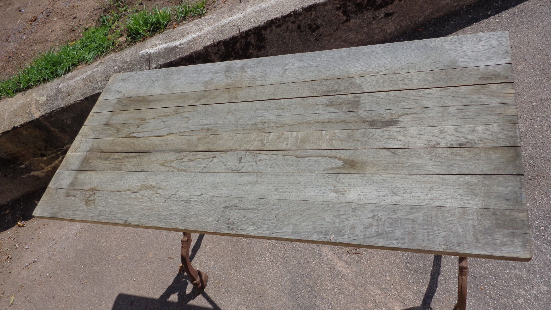 Bistro table, cast iron legs