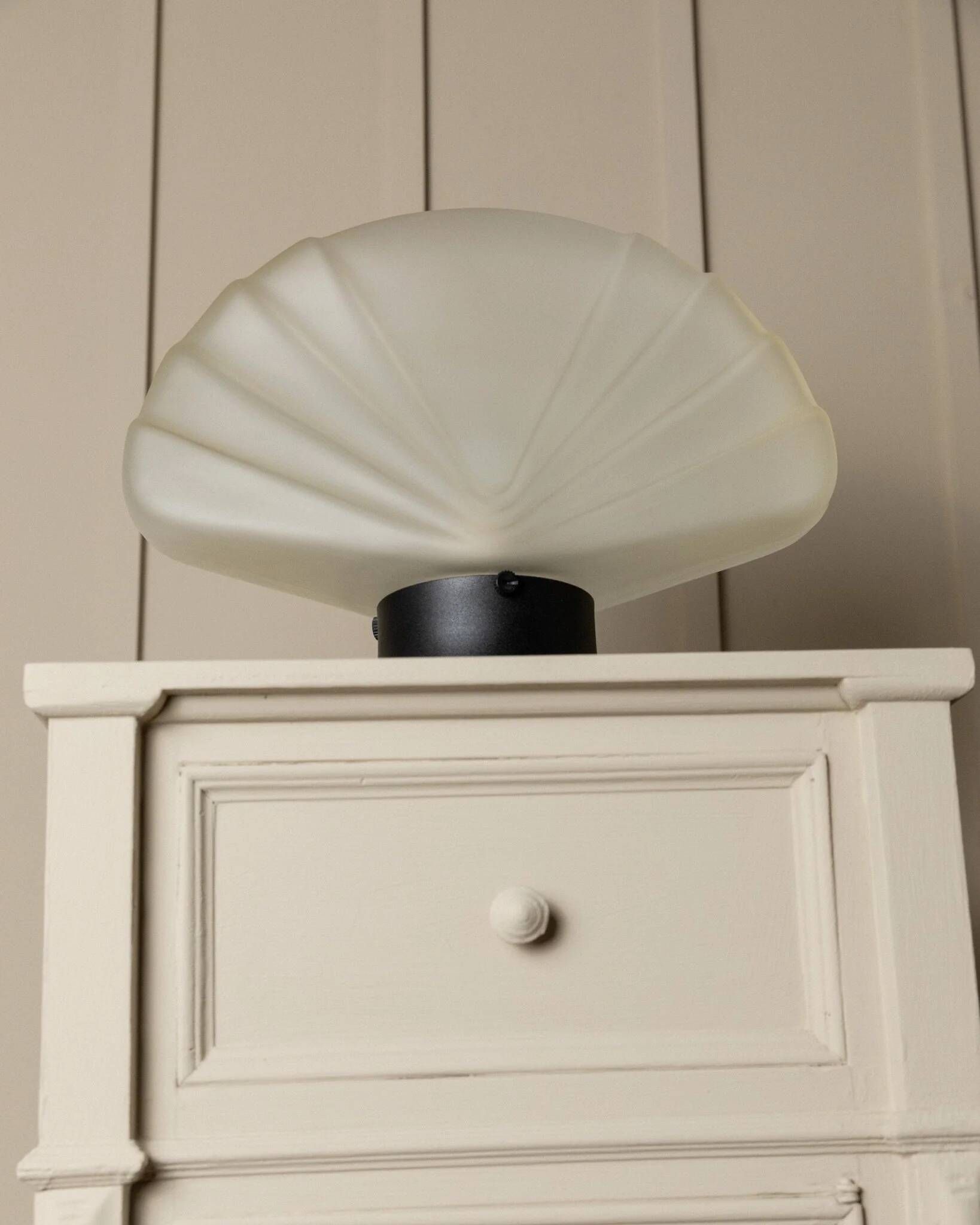 Opaline white Murano glass shell lamp with black metal base – 1980s Italian Memphis-inspired design