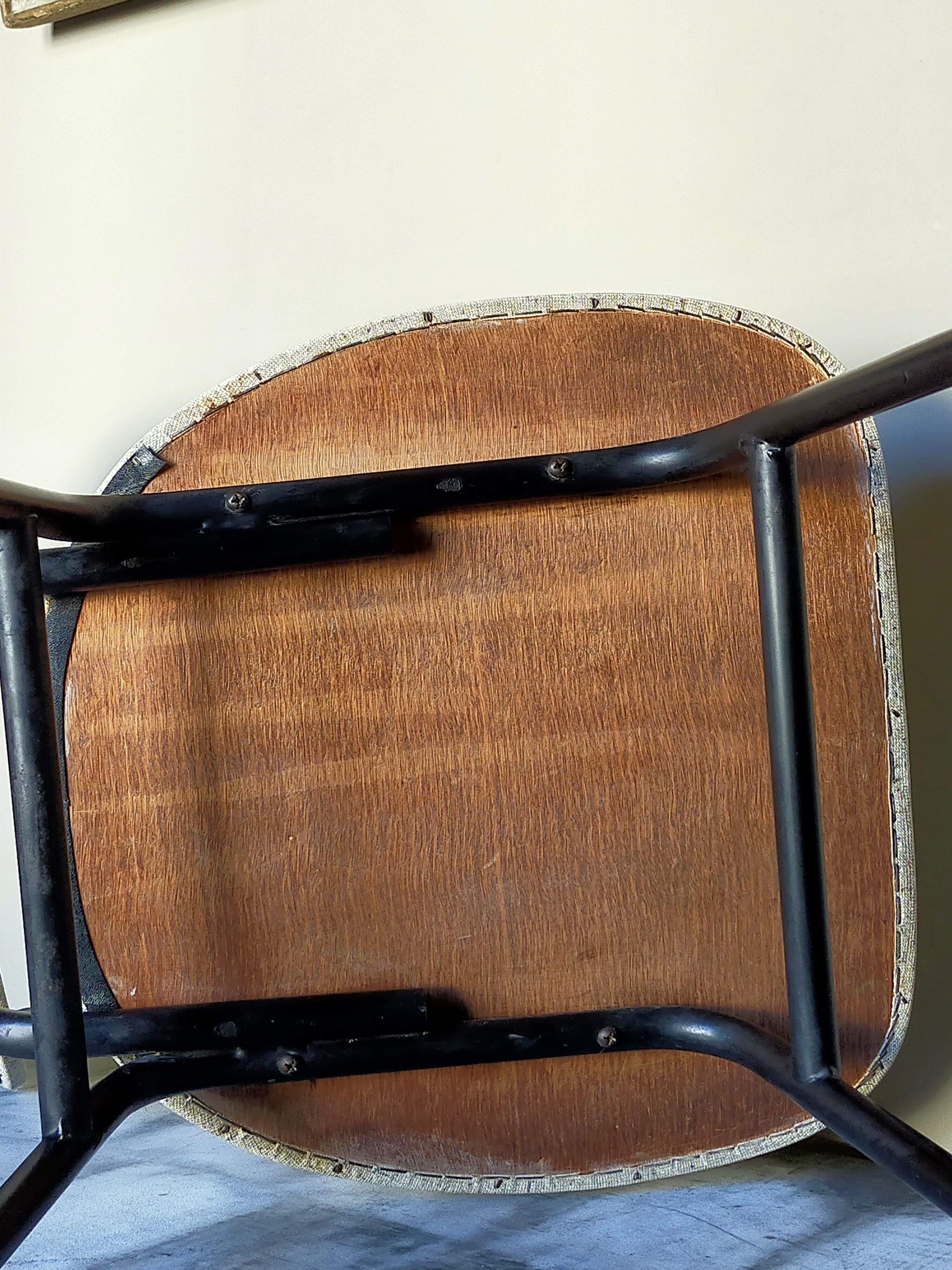 Chaise skaï moucheté et pieds tubes de métal noirs années 50
