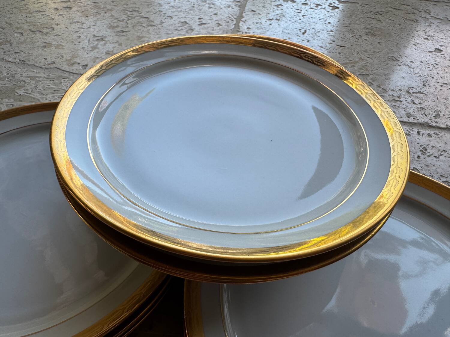 12 Saint-Amand porcelain dessert plates