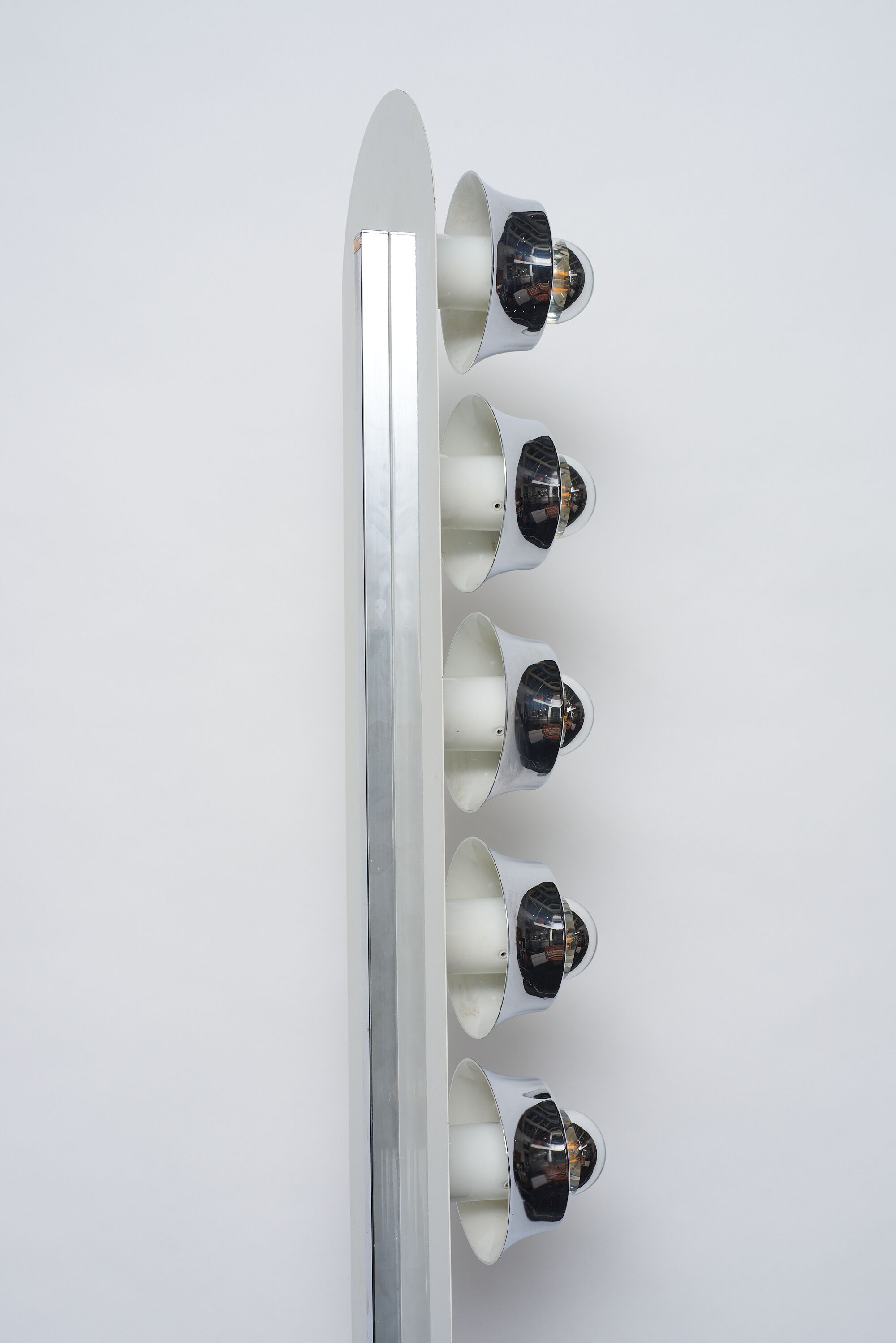 Space age rotating column with 5 lights