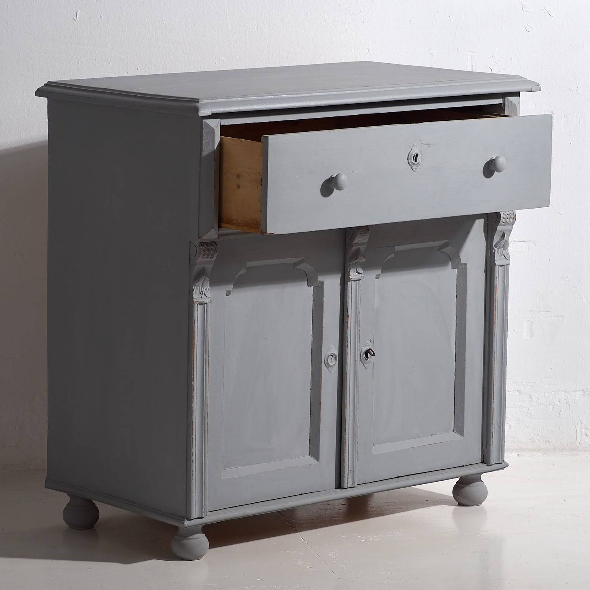 Old living room chest of drawers with two doors (circa 1920) #15