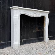 Cheminée de style Louis XV en marbre de Carrare vers 1980