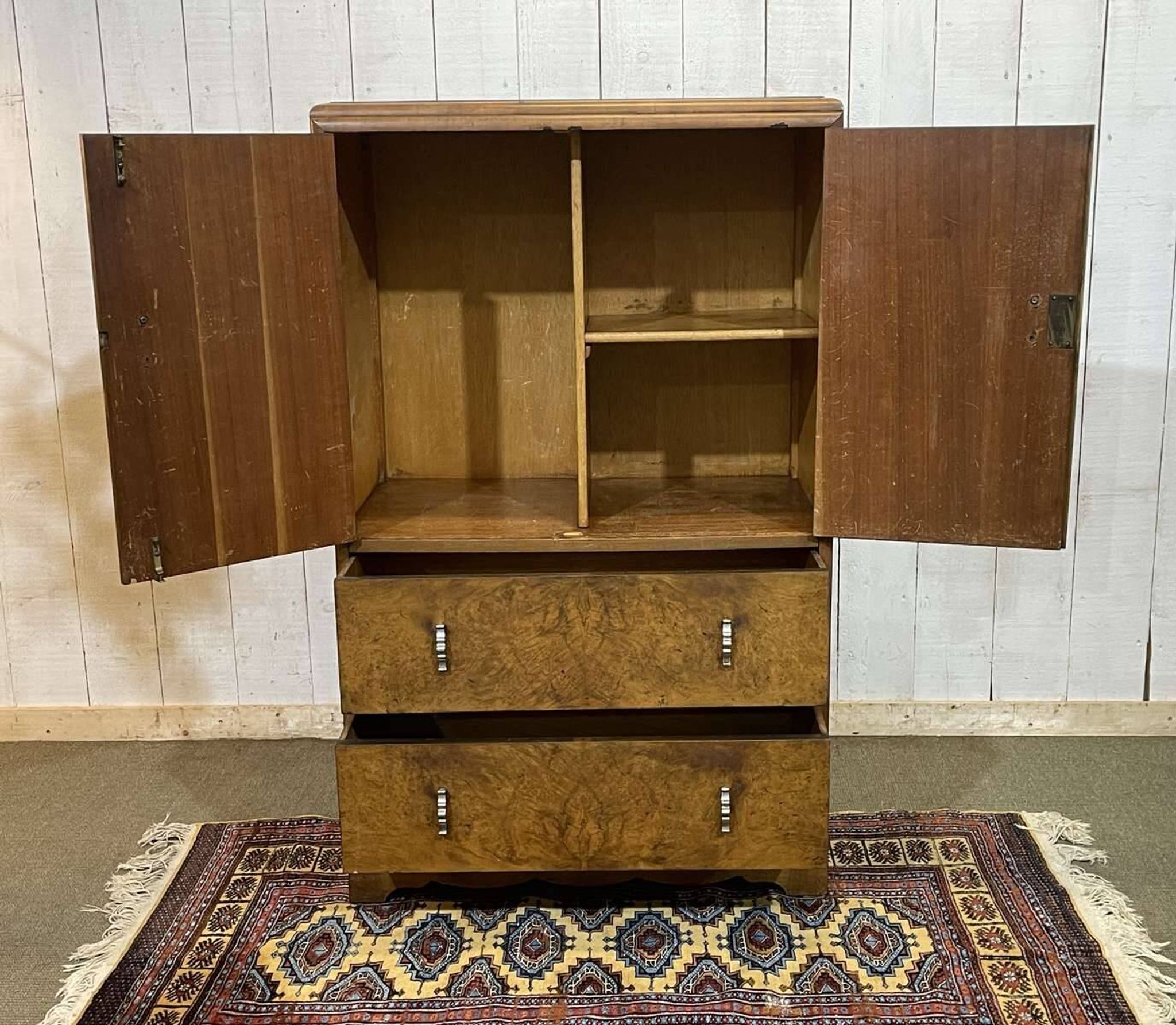 1950s English sideboard with drawers, Art Deco style, in walnut burl.