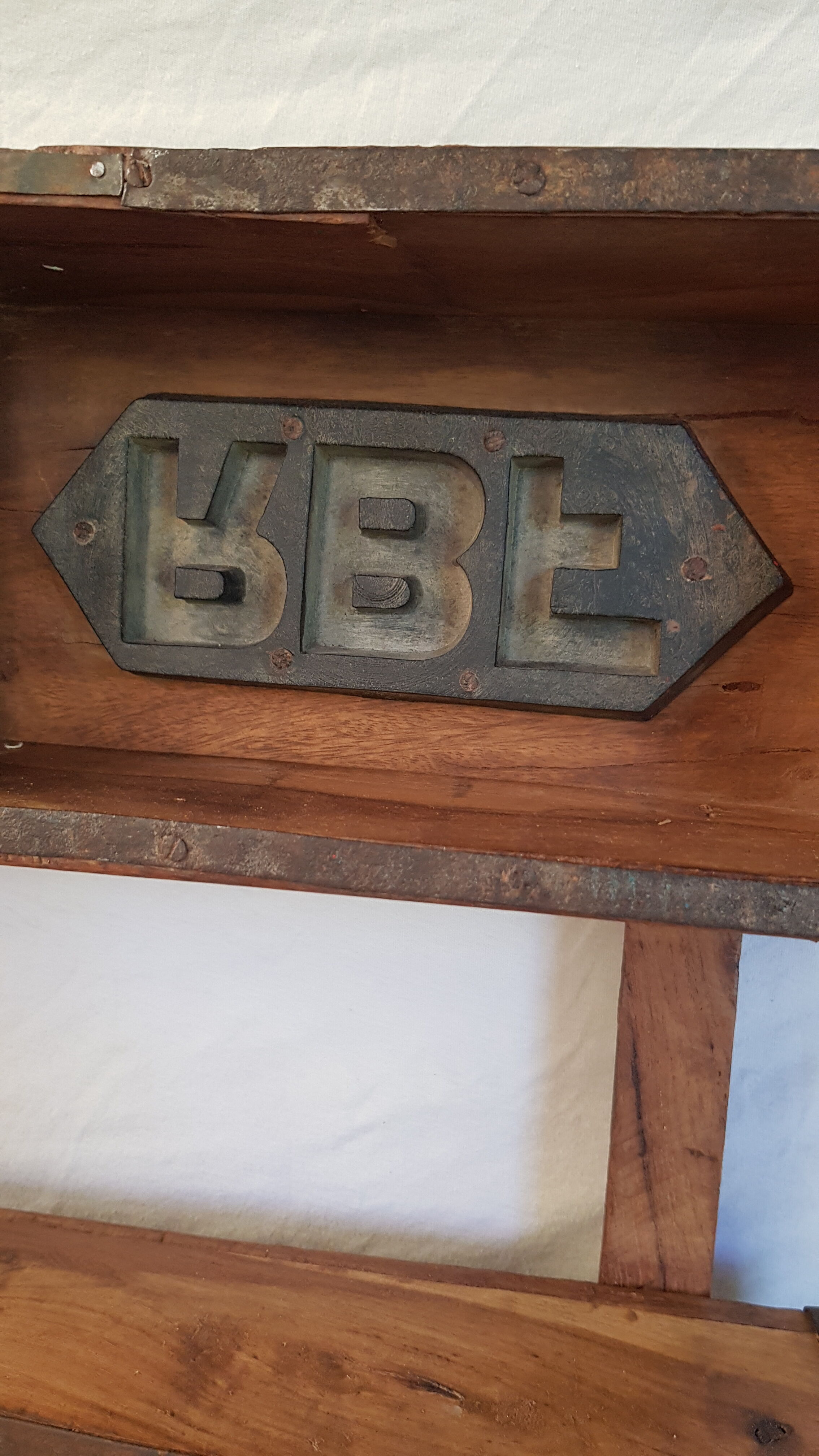 Etagère murale moules à briques en bois