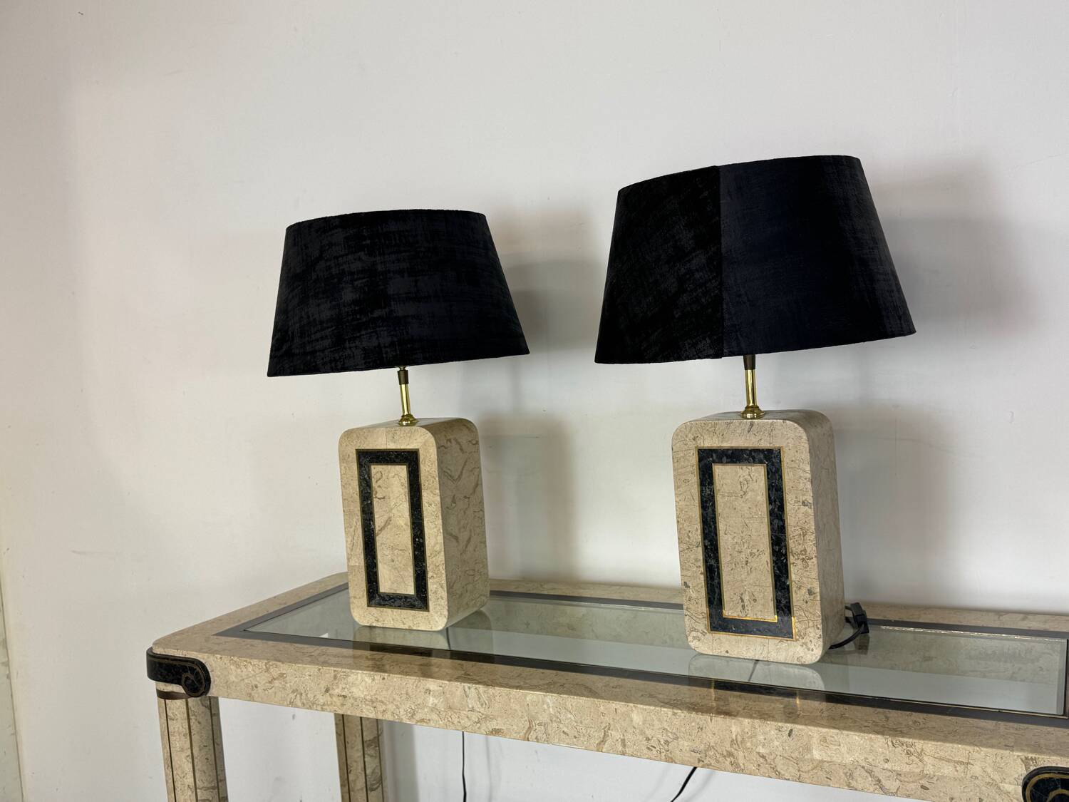 Table lamps in travertine and brass, Regency style, Maitland Smith, 1980.