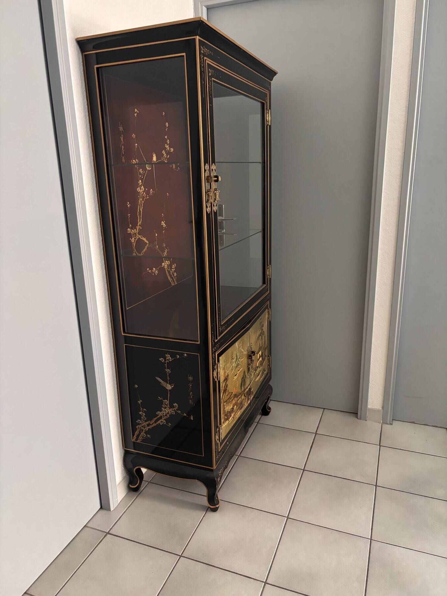 Large Asian Showcase in Black and Gold Lacquer - Display Cabinet