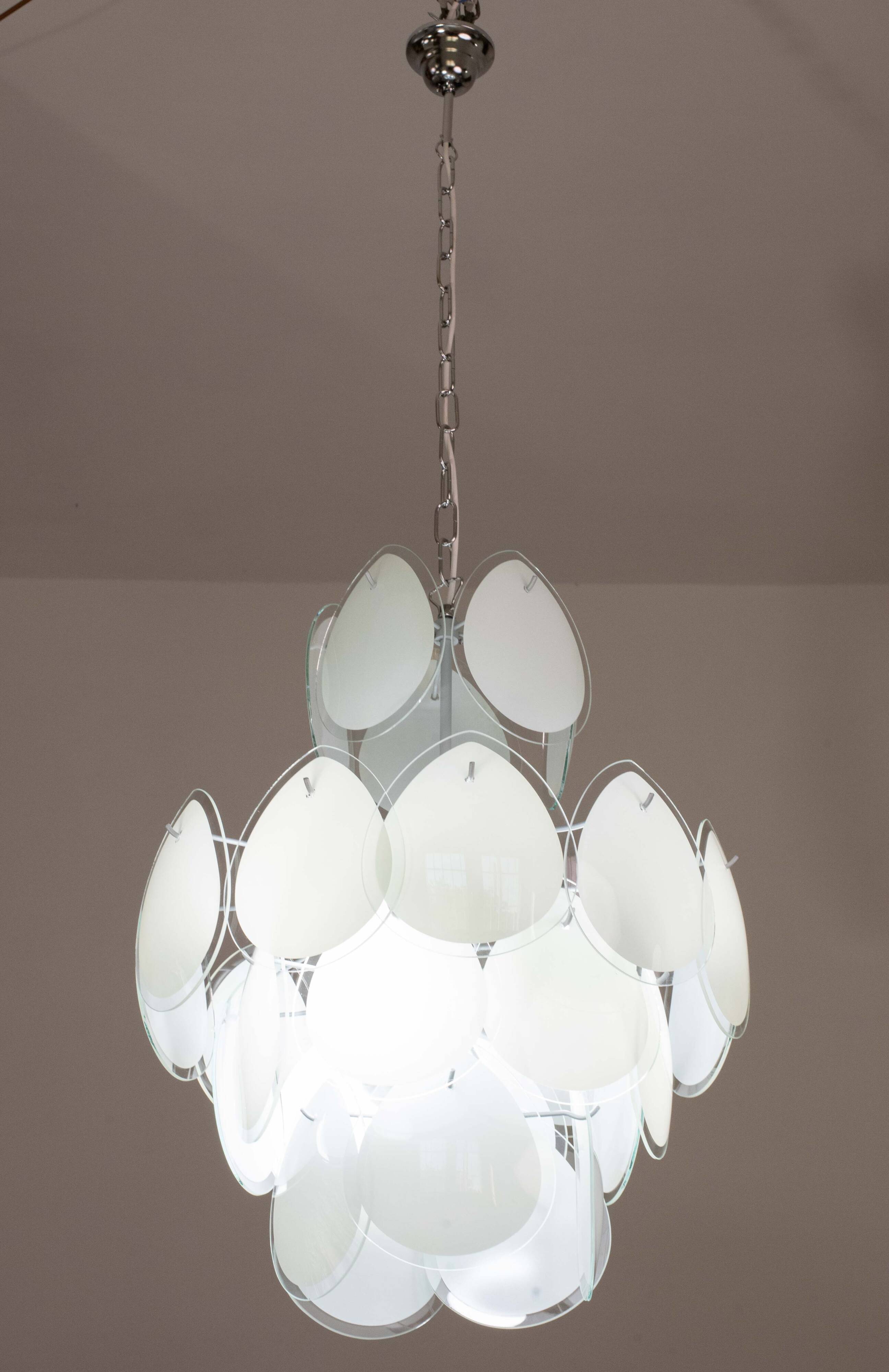Vistosi White Murano Glass teardrop-shaped discs Chandelier, Italy, 1970s