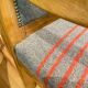 Charmante banquette vintage esprit chalet – laine grise & rayures roug