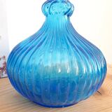 Grande carafe en verre bleu
