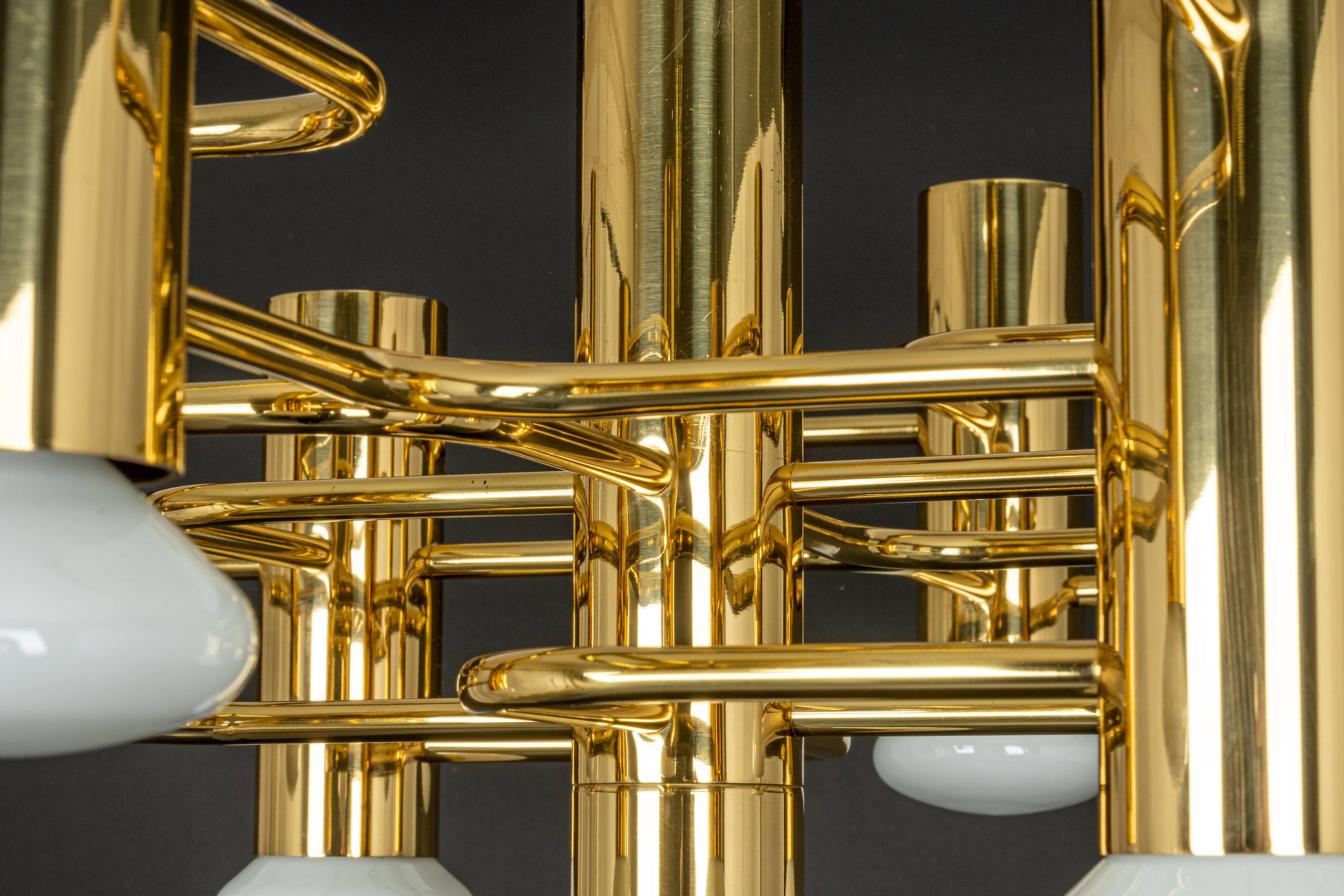 Mid-century chandelier designed by Sciolari, 1970s.