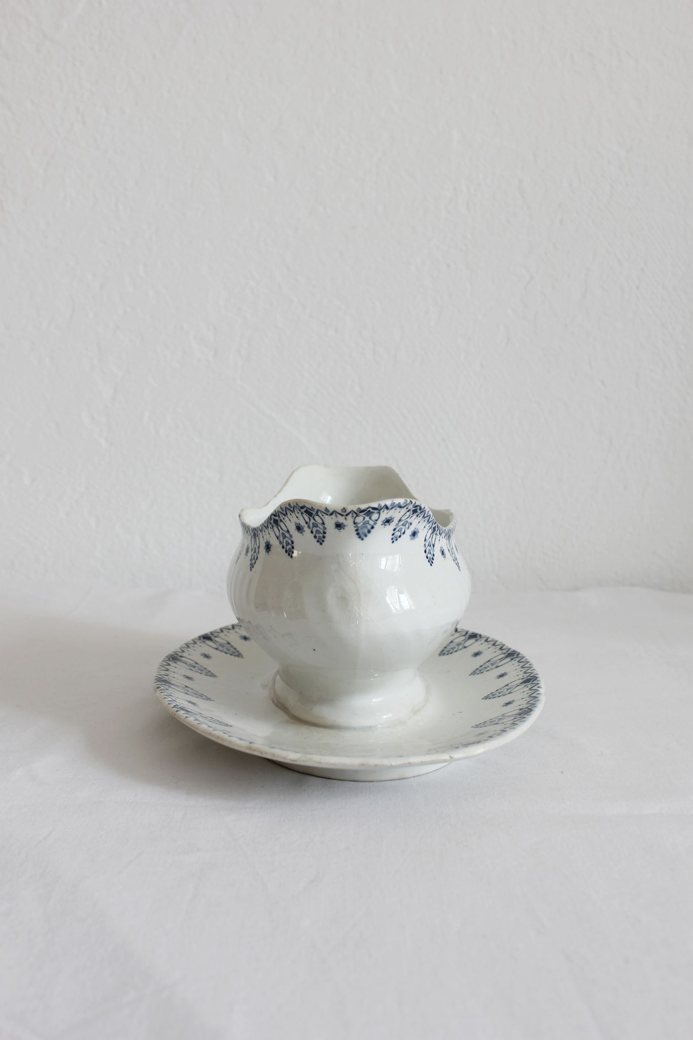 Gien "Memphis" iron clay sauce boat
