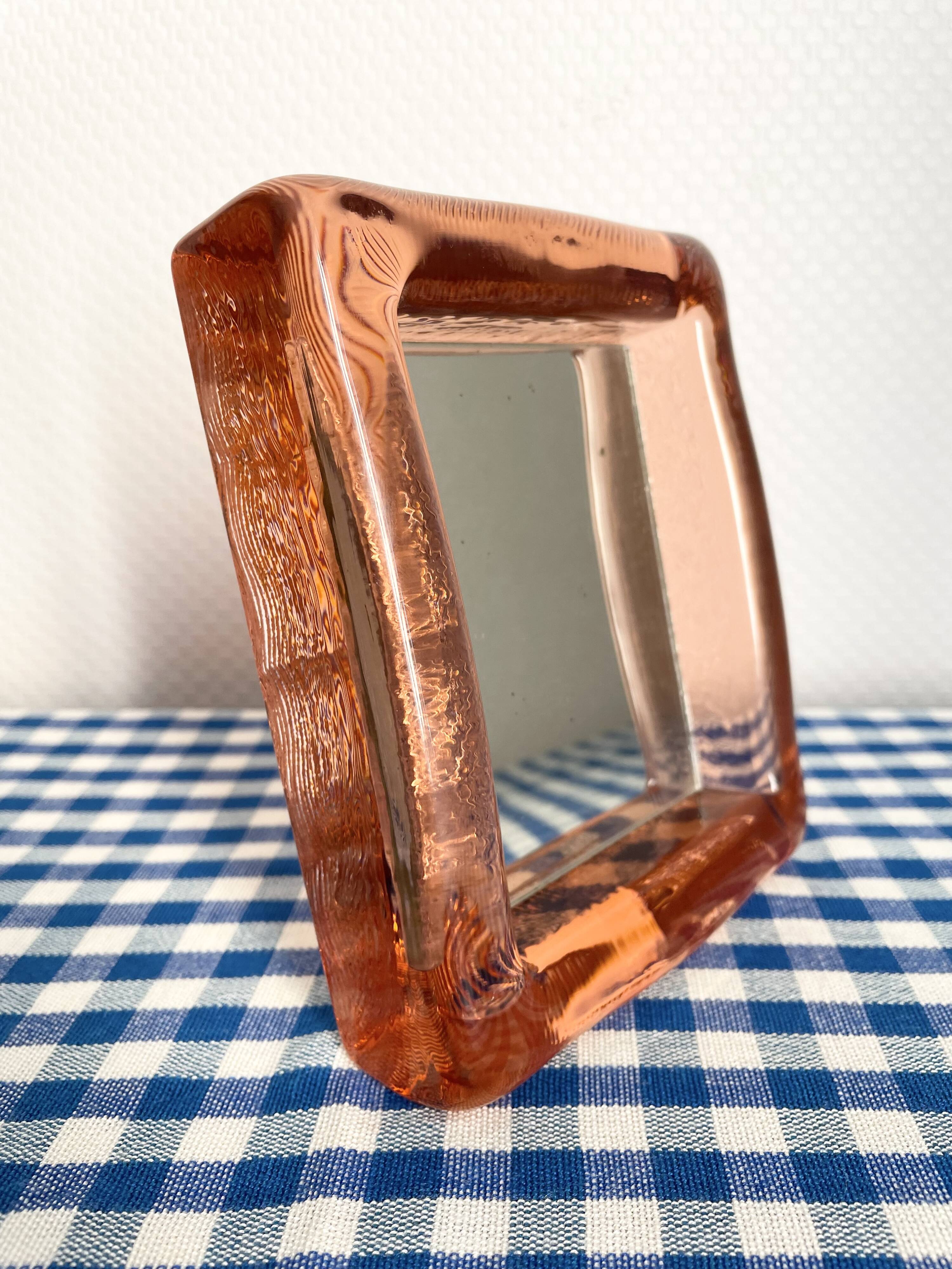 Miroir en verre rose d’Italie
