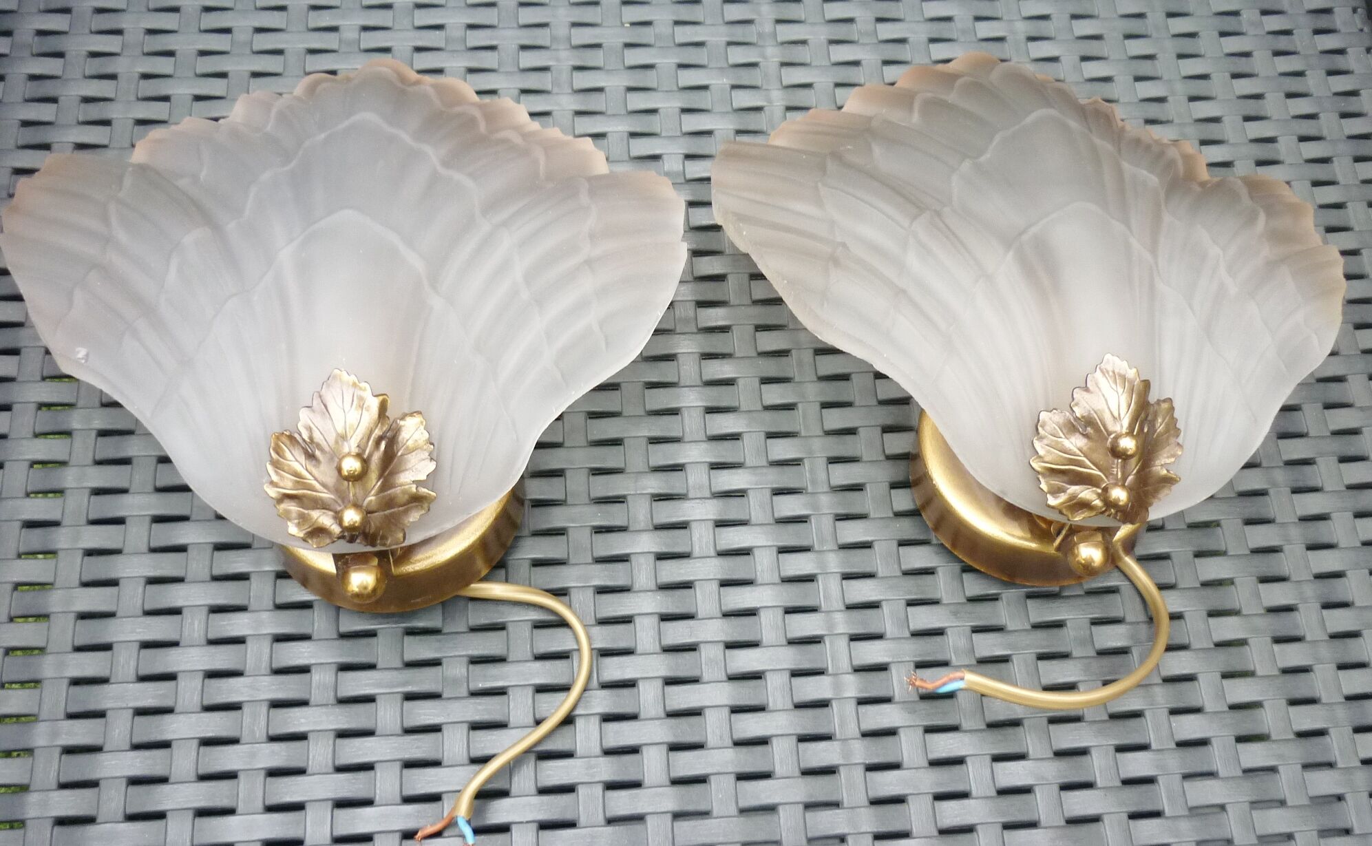 Pair of wall lamps in glass paste and brass, art deco, scallop shell by Mariner S.A.