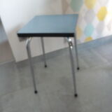 Tabouret en formica bleu