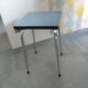 Tabouret en formica bleu