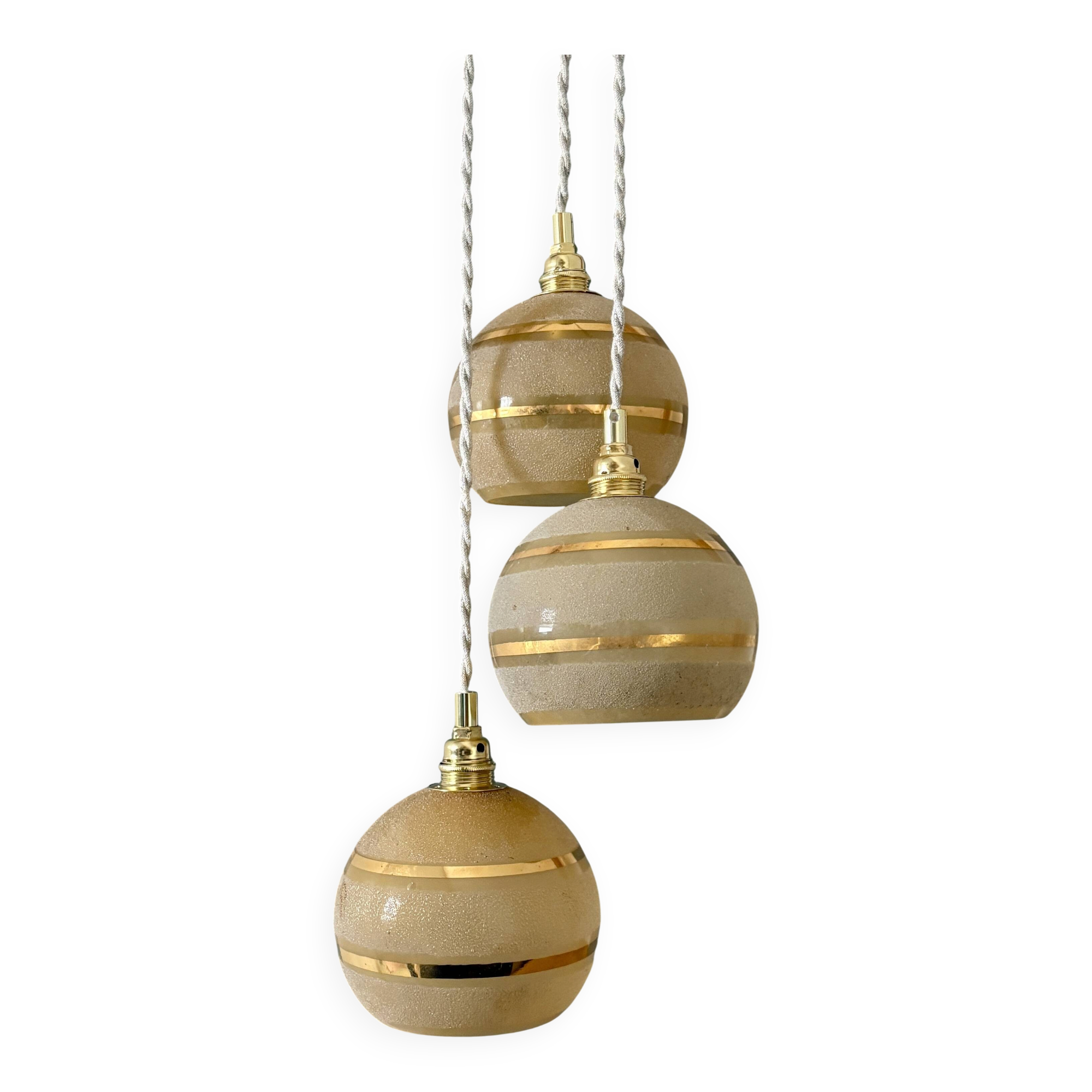 Suspension triple vintage glass globes in frosted yellow and gold.