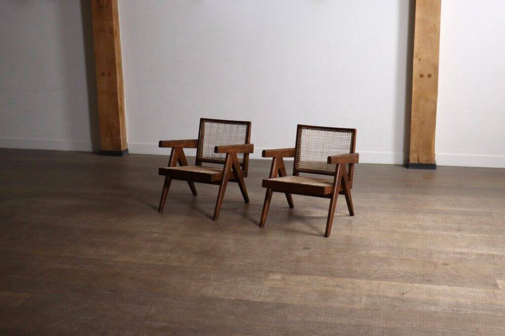 Chaises longues Pierre Jeanneret PJ-SI-29-A en teck et en rotin, années 1950.