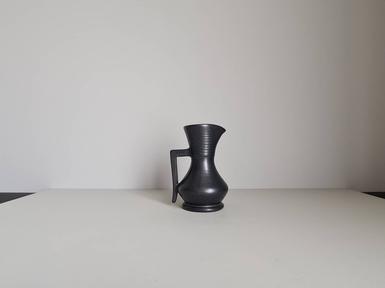 Modernist pitcher in black ceramic / handcrafted / vintage / France / 60s / mid-century / 20th century / kergonan