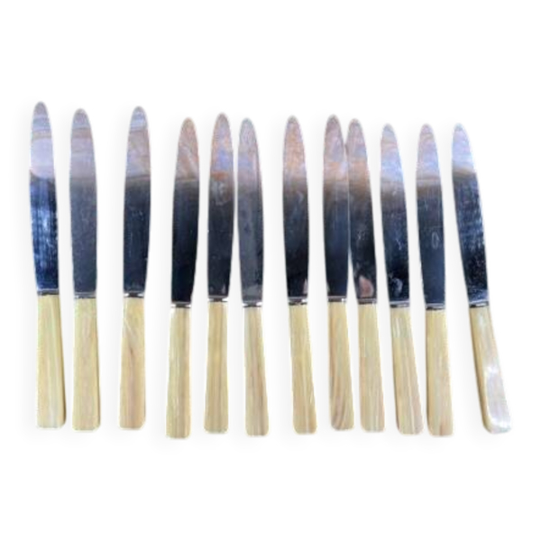 Lot de 12 couteaux de table vintage – Manches bakélite marbrée – Années 1930