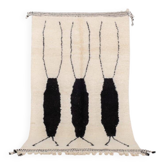 Handmade Berber rug, traditional craftsmanship, size 150 x 250 cm
