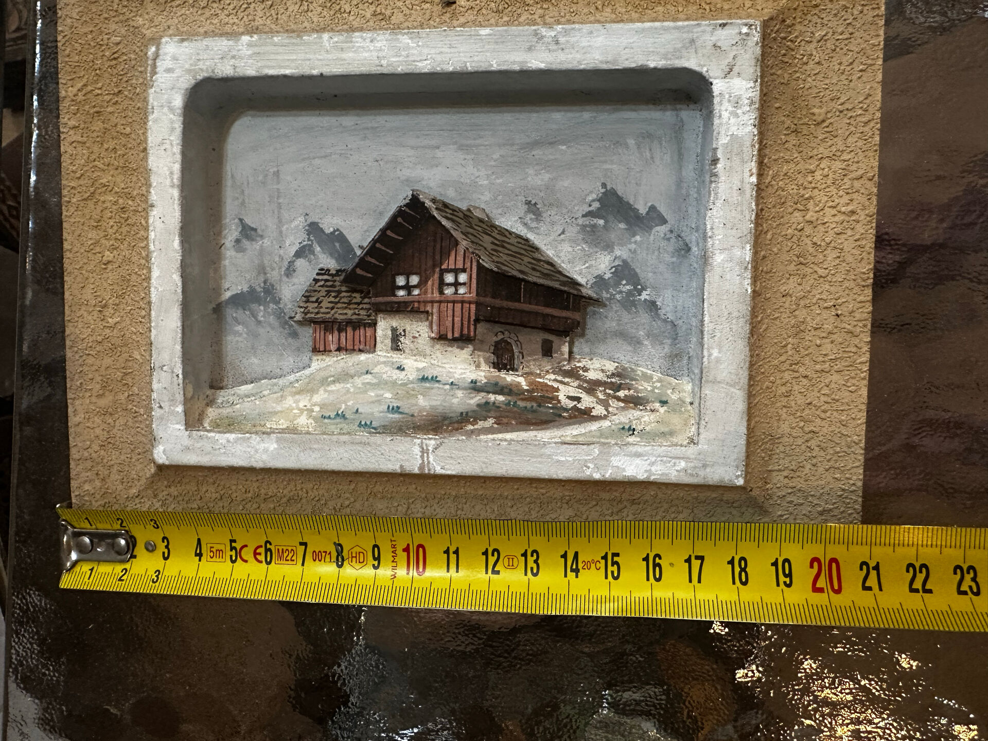 Tableau alpin vintage en bois sculpté et peint