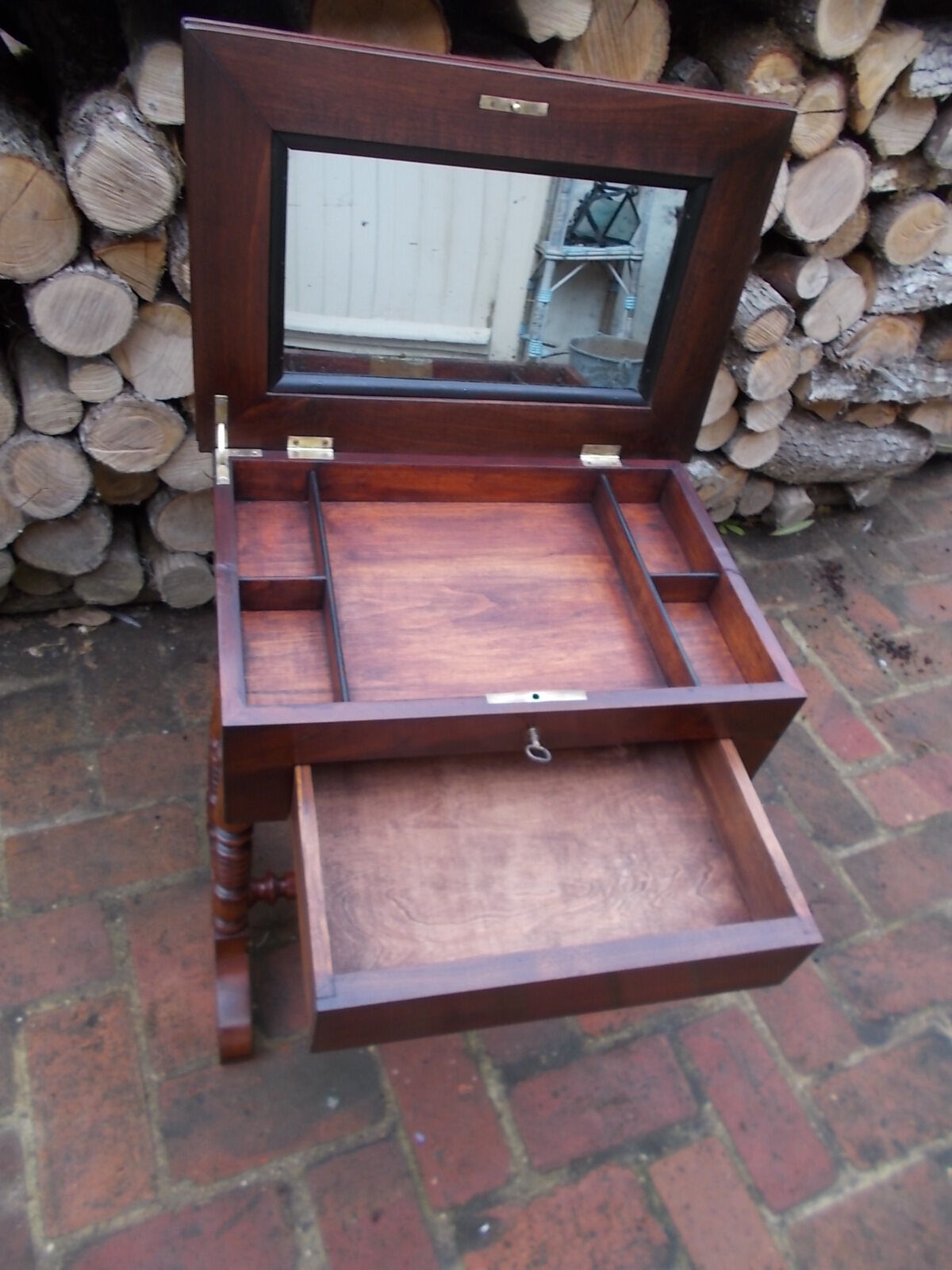 Worker side table / dressing table