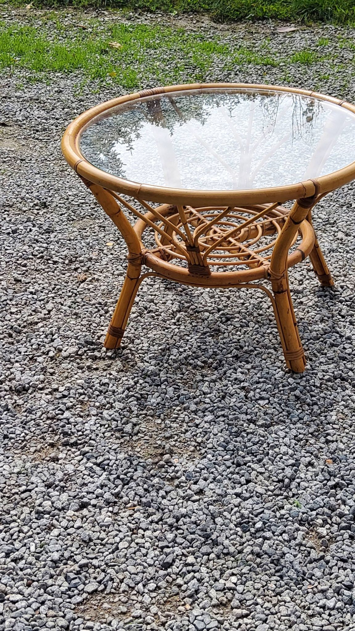 Table basse ronde en rotin plateau en verre des années 70